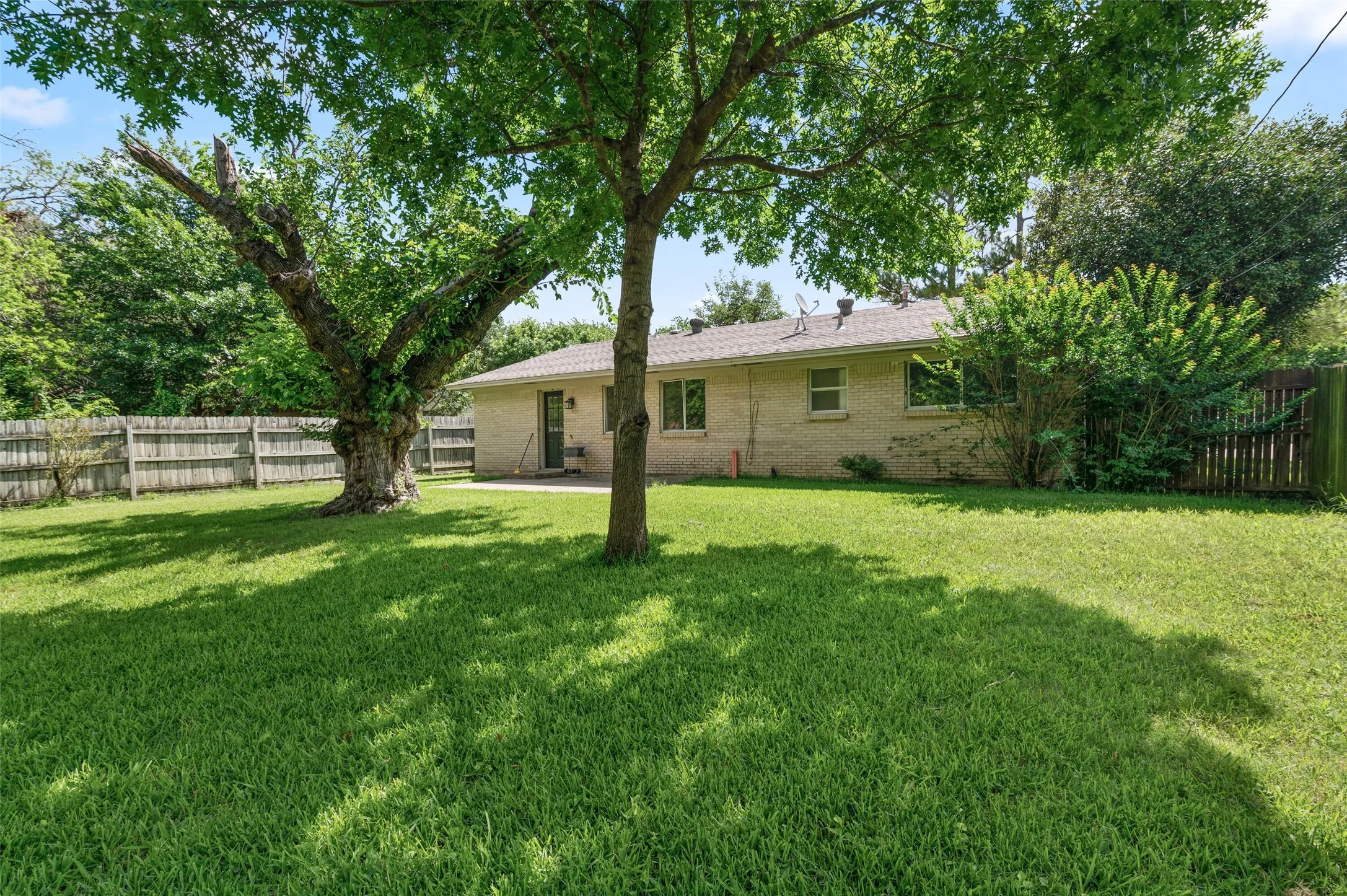 Single Family Residence For Sale in Denton County , 2308 Westwood Drive, Denton, Texas 76205, 4 Bedroom, 2 Bathroom, 1 Garage spaces, 1,490 Sqft, built in 1978, mls#21299777, Real Estate Agent in Denton, Homes For Sale in Denton county, Homes For Sale in Denton, Realtor in Denton Texas, Real Estate Brokerage Independent Realty Texas, Luminita Cordes Realtor