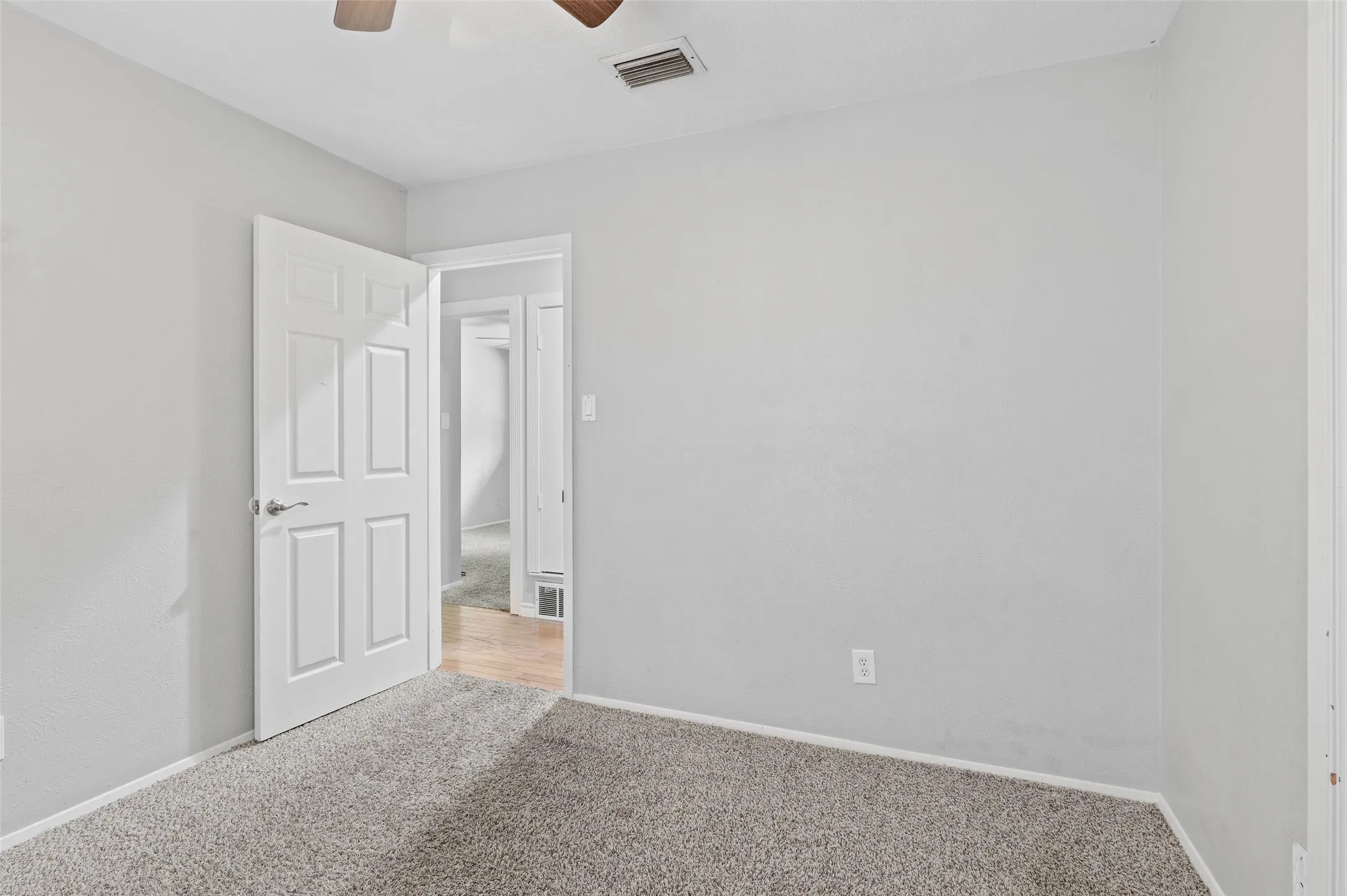 Single Family Residence For Sale in Denton County , 2308 Westwood Drive, Denton, Texas 76205, 4 Bedroom, 2 Bathroom, 1 Garage spaces, 1,490 Sqft, built in 1978, mls#21299777, Real Estate Agent in Denton, Homes For Sale in Denton county, Homes For Sale in Denton, Realtor in Denton Texas, Real Estate Brokerage Independent Realty Texas, Luminita Cordes Realtor