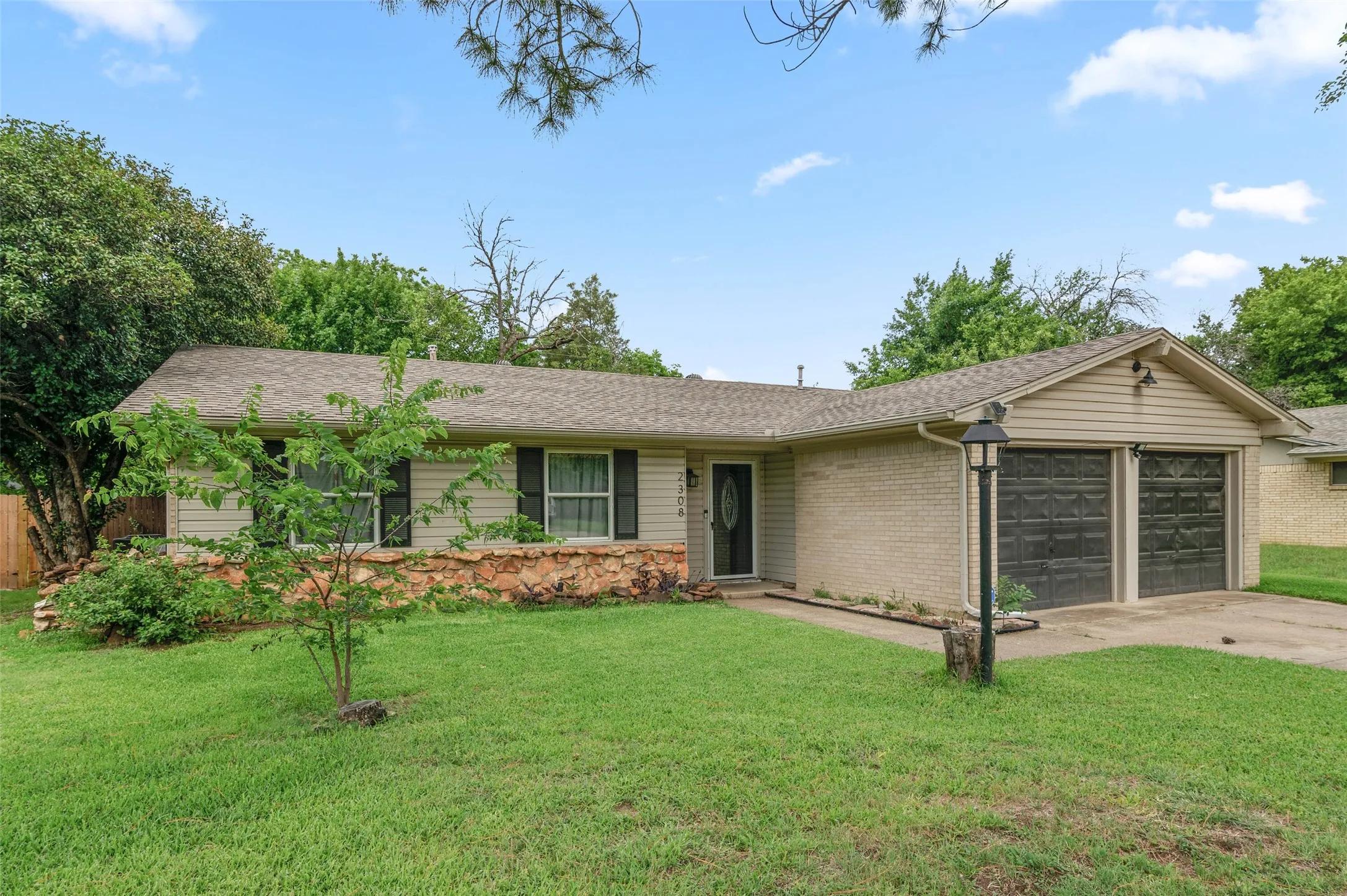 Single Family Residence For Sale in Denton County , 2308 Westwood Drive, Denton, Texas 76205, 4 Bedroom, 2 Bathroom, 1 Garage spaces, 1,490 Sqft, built in 1978, mls#21299777, Real Estate Agent in Denton, Homes For Sale in Denton county, Homes For Sale in Denton, Realtor in Denton Texas, Real Estate Brokerage Independent Realty Texas, Luminita Cordes Realtor