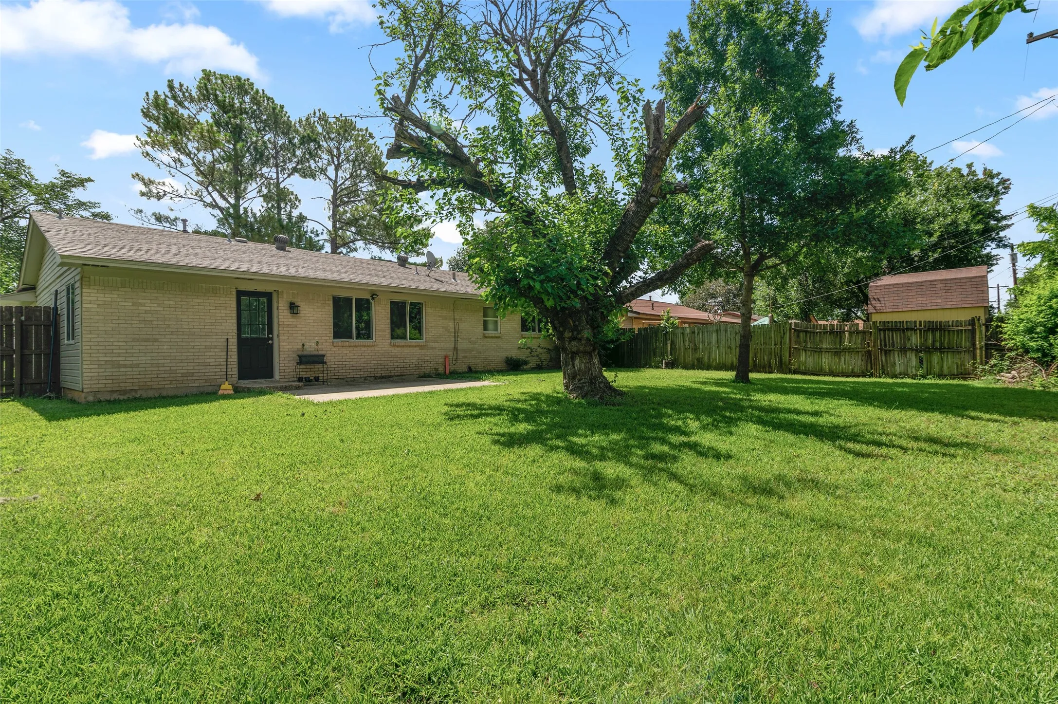Single Family Residence For Sale in Denton County , 2308 Westwood Drive, Denton, Texas 76205, 4 Bedroom, 2 Bathroom, 1 Garage spaces, 1,490 Sqft, built in 1978, mls#21299777, Real Estate Agent in Denton, Homes For Sale in Denton county, Homes For Sale in Denton, Realtor in Denton Texas, Real Estate Brokerage Independent Realty Texas, Luminita Cordes Realtor