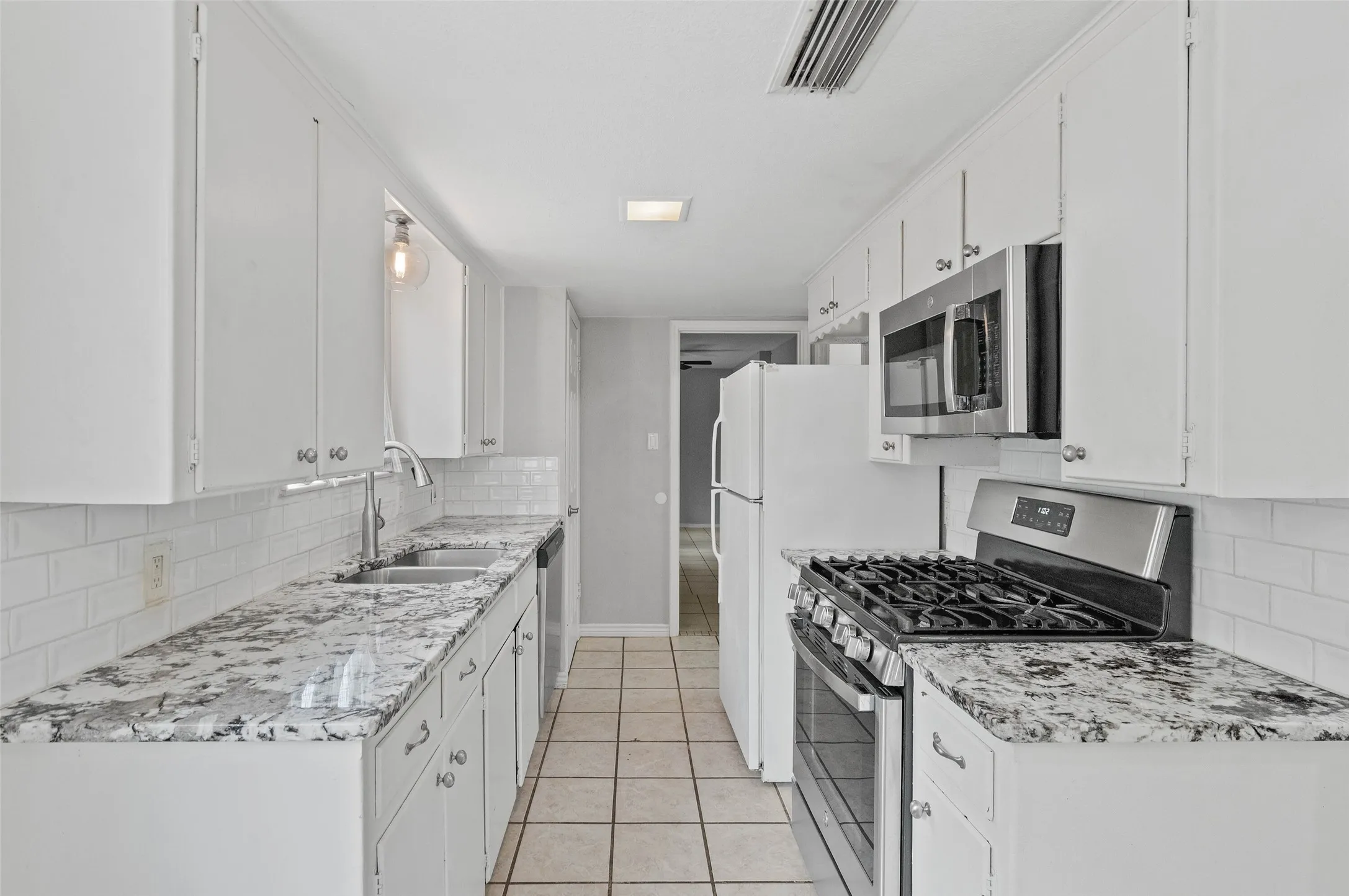 Single Family Residence For Sale in Denton County , 2308 Westwood Drive, Denton, Texas 76205, 4 Bedroom, 2 Bathroom, 1 Garage spaces, 1,490 Sqft, built in 1978, mls#21299777, Real Estate Agent in Denton, Homes For Sale in Denton county, Homes For Sale in Denton, Realtor in Denton Texas, Real Estate Brokerage Independent Realty Texas, Luminita Cordes Realtor