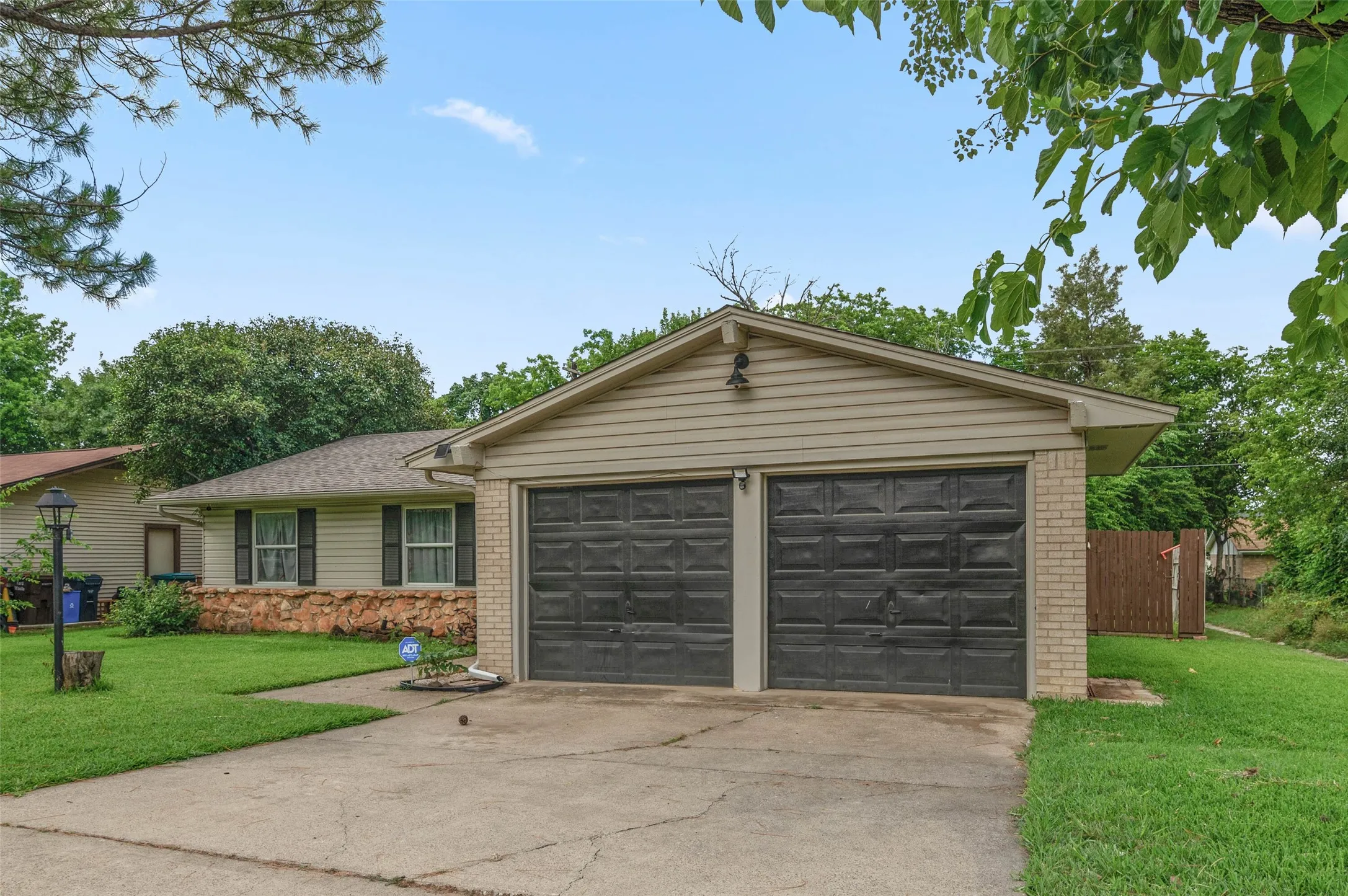 Single Family Residence For Sale in Denton County , 2308 Westwood Drive, Denton, Texas 76205, 4 Bedroom, 2 Bathroom, 1 Garage spaces, 1,490 Sqft, built in 1978, mls#21299777, Real Estate Agent in Denton, Homes For Sale in Denton county, Homes For Sale in Denton, Realtor in Denton Texas, Real Estate Brokerage Independent Realty Texas, Luminita Cordes Realtor
