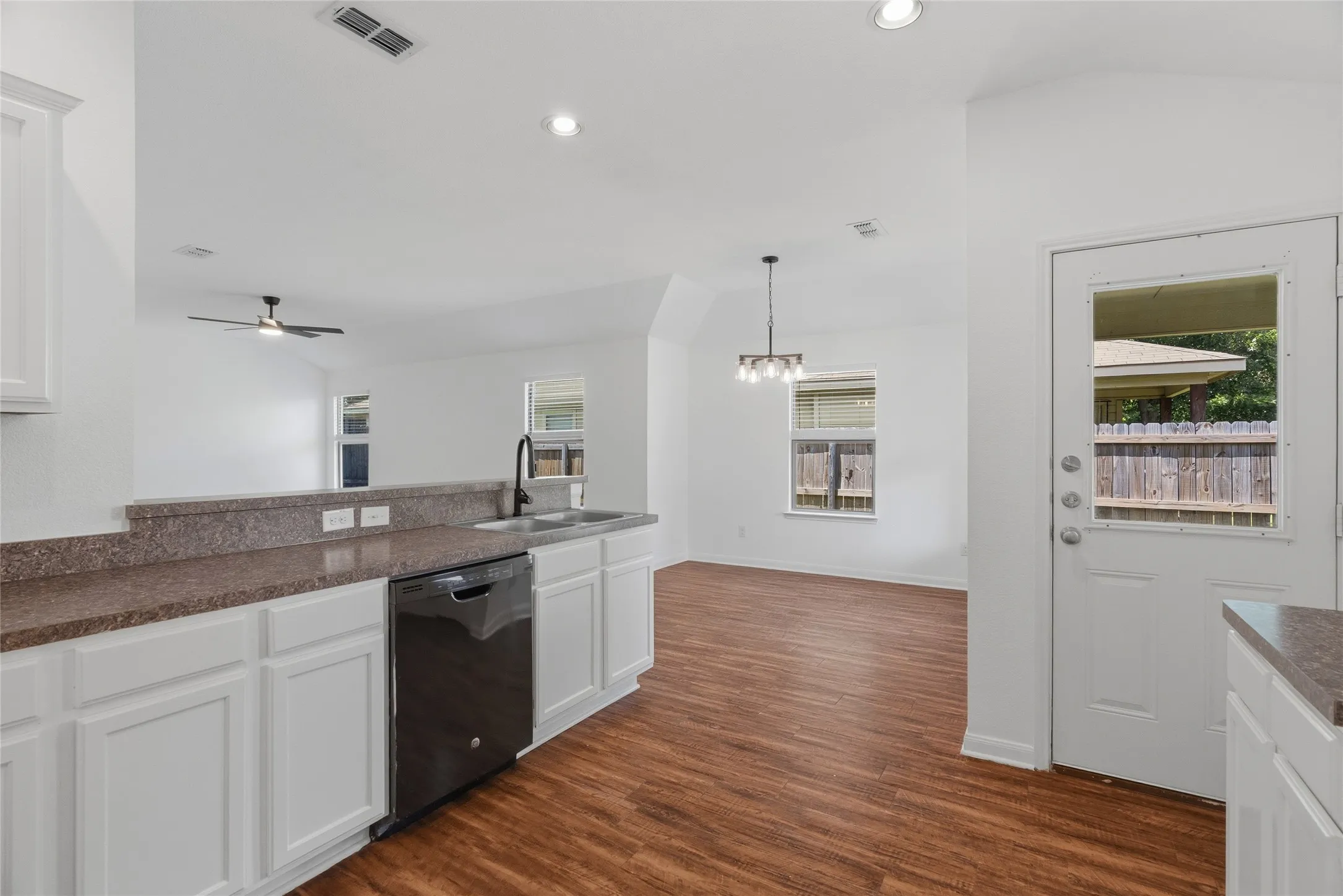 Single Family Residence For Sale in Dallas County , 2839 Saint David Drive, Dallas, Texas 75233, 5 Bedroom, 2 Bathroom, 2 Garage spaces, 1,839 Sqft, built in 2015, mls#21299495, Real Estate Agent in Dallas, Homes For Sale in Dallas county, Homes For Sale in Dallas, Realtor in Dallas Texas, Real Estate Brokerage Independent Realty Texas, Luminita Cordes Realtor