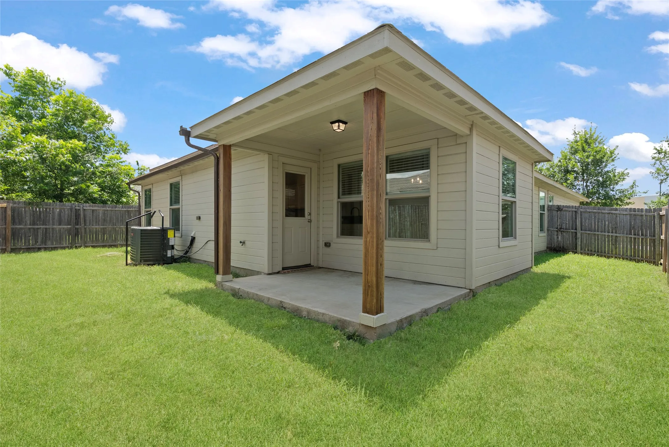 Single Family Residence For Sale in Dallas County , 2839 Saint David Drive, Dallas, Texas 75233, 5 Bedroom, 2 Bathroom, 2 Garage spaces, 1,839 Sqft, built in 2015, mls#21299495, Real Estate Agent in Dallas, Homes For Sale in Dallas county, Homes For Sale in Dallas, Realtor in Dallas Texas, Real Estate Brokerage Independent Realty Texas, Luminita Cordes Realtor