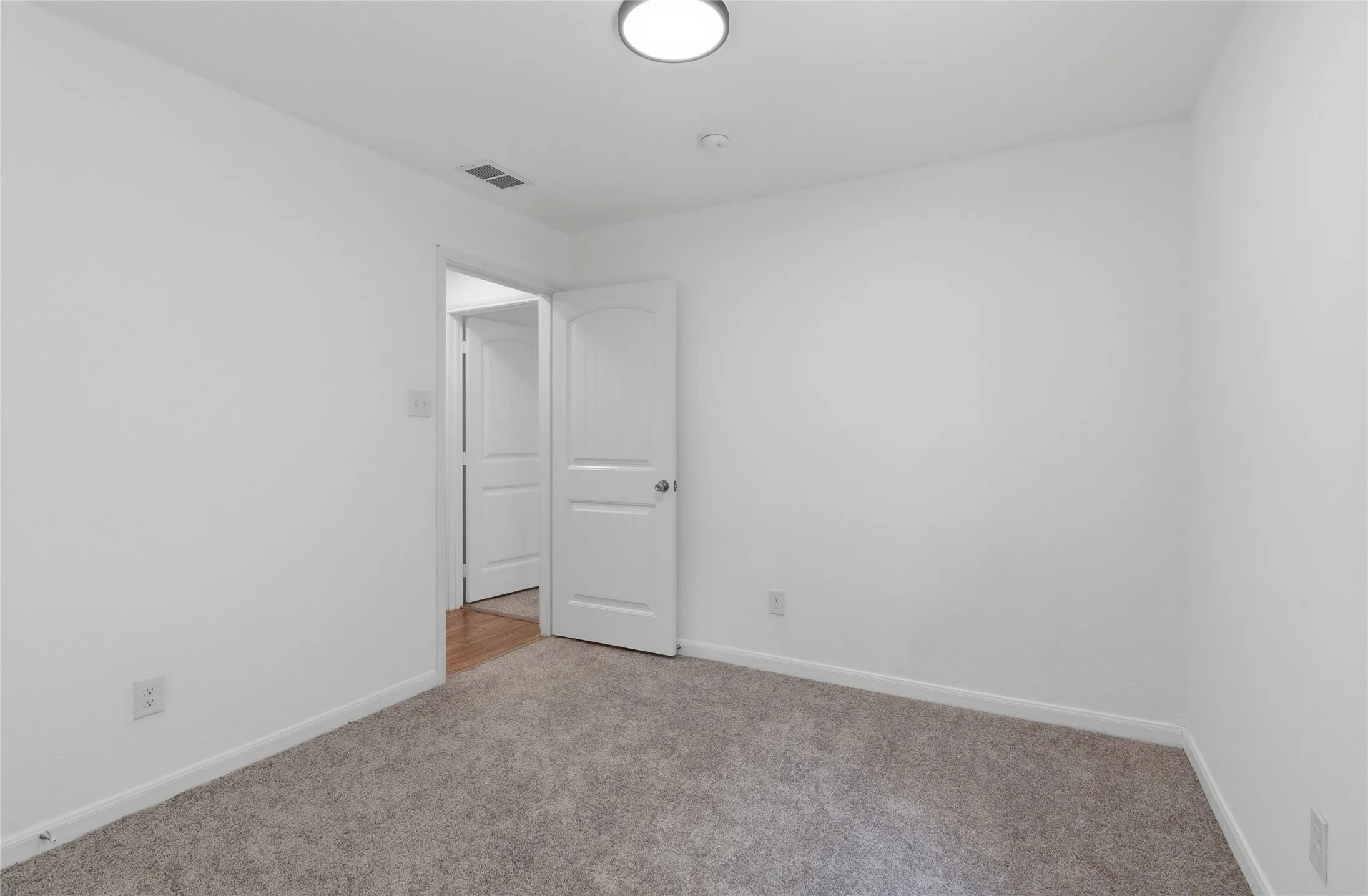 Single Family Residence For Sale in Dallas County , 2839 Saint David Drive, Dallas, Texas 75233, 5 Bedroom, 2 Bathroom, 2 Garage spaces, 1,839 Sqft, built in 2015, mls#21299495, Real Estate Agent in Dallas, Homes For Sale in Dallas county, Homes For Sale in Dallas, Realtor in Dallas Texas, Real Estate Brokerage Independent Realty Texas, Luminita Cordes Realtor
