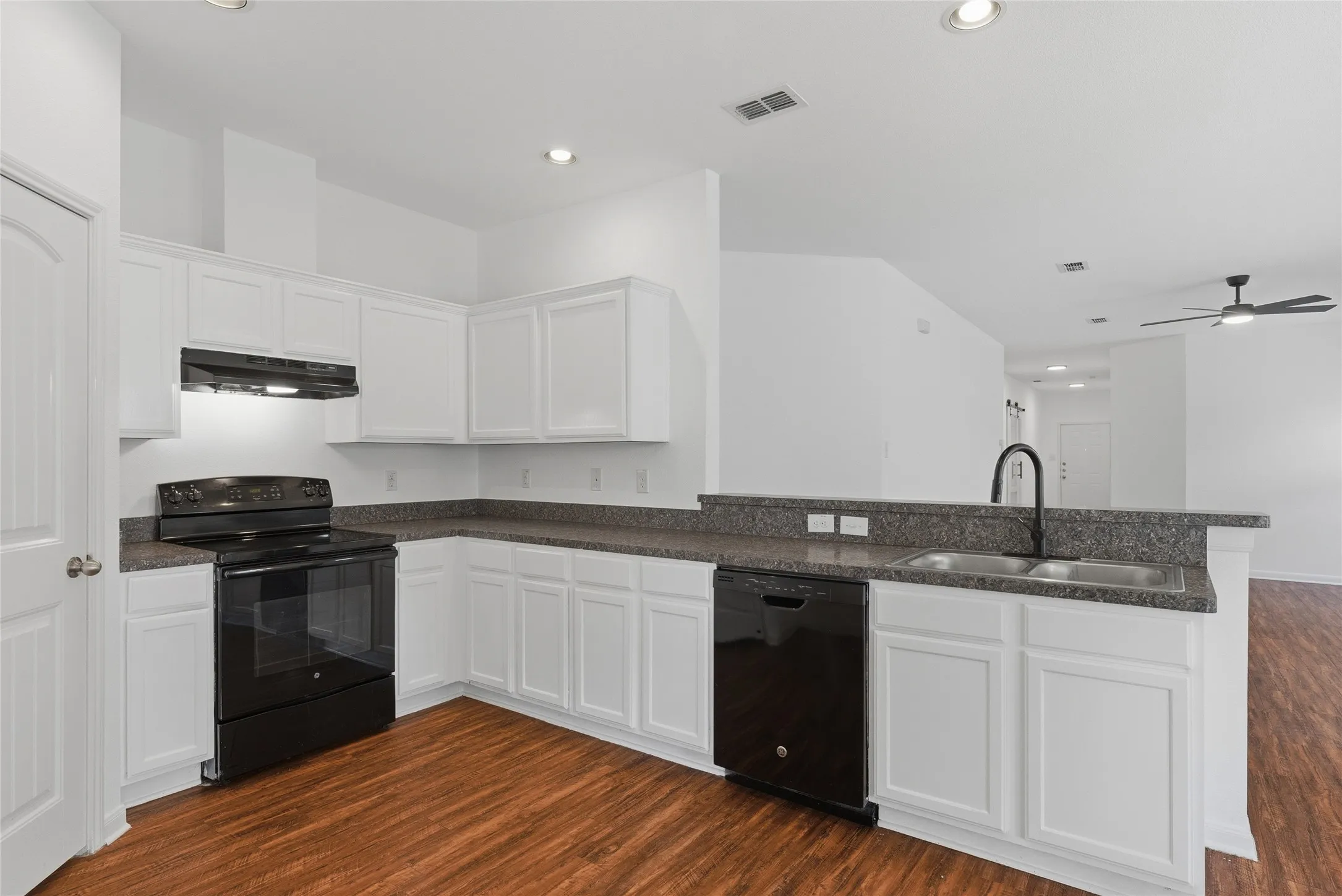 Single Family Residence For Sale in Dallas County , 2839 Saint David Drive, Dallas, Texas 75233, 5 Bedroom, 2 Bathroom, 2 Garage spaces, 1,839 Sqft, built in 2015, mls#21299495, Real Estate Agent in Dallas, Homes For Sale in Dallas county, Homes For Sale in Dallas, Realtor in Dallas Texas, Real Estate Brokerage Independent Realty Texas, Luminita Cordes Realtor