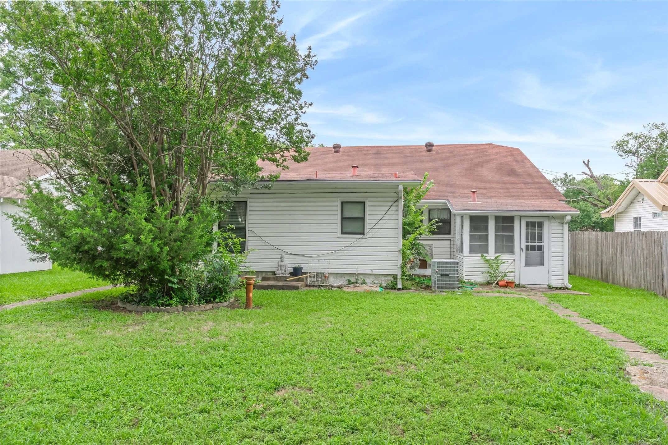 Single Family Residence For Sale in Van Zandt County , 432 W High Street, Wills Point, Texas 75169, 3 Bedroom, 2 Bathroom, Garage spaces, 1,902 Sqft, built in 1929, mls#21290638, Real Estate Agent in Wills Point, Homes For Sale in Van Zandt county, Homes For Sale in Wills Point, Realtor in Wills Point Texas, Real Estate Brokerage Independent Realty Texas, Luminita Cordes Realtor