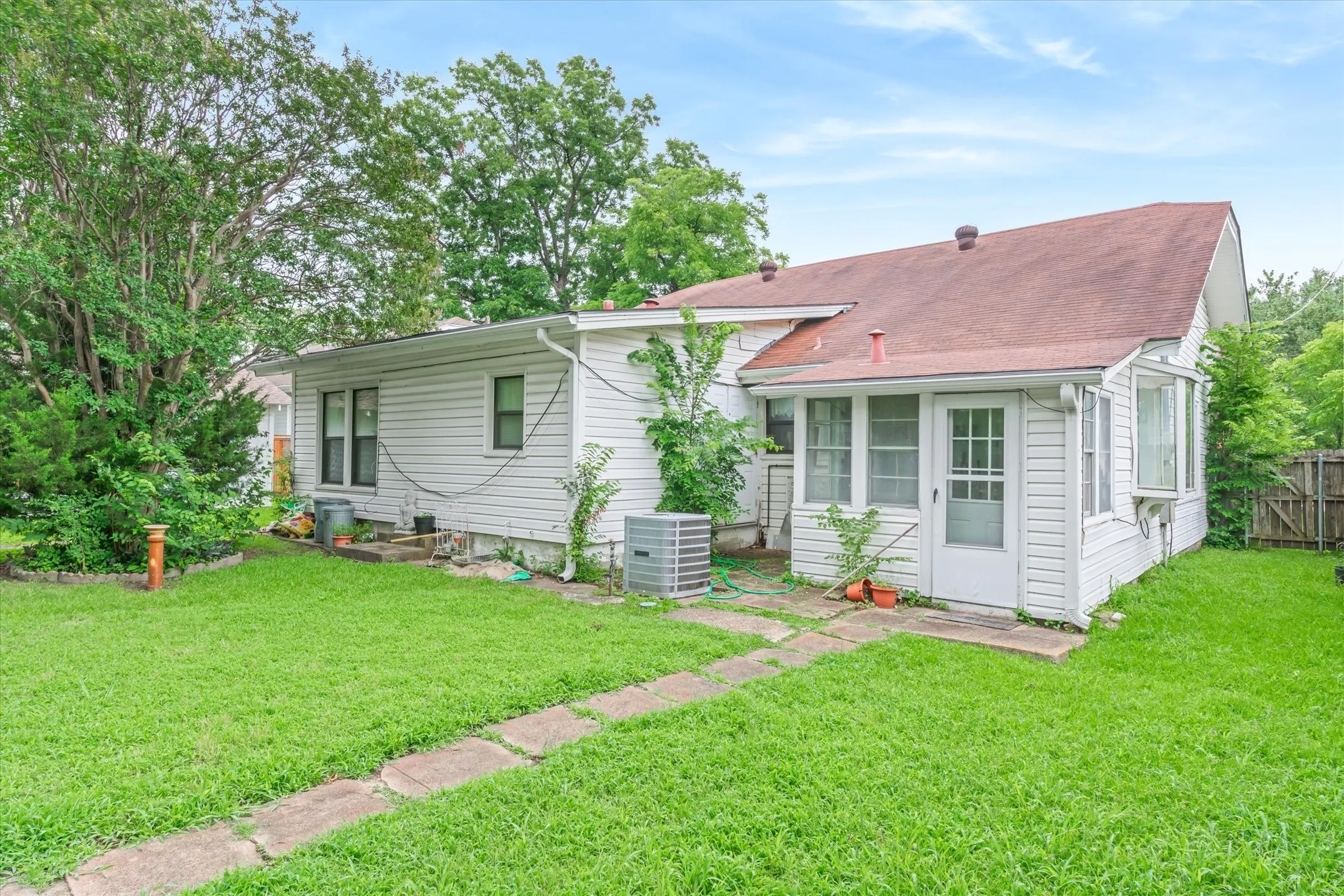 Single Family Residence For Sale in Van Zandt County , 432 W High Street, Wills Point, Texas 75169, 3 Bedroom, 2 Bathroom, Garage spaces, 1,902 Sqft, built in 1929, mls#21290638, Real Estate Agent in Wills Point, Homes For Sale in Van Zandt county, Homes For Sale in Wills Point, Realtor in Wills Point Texas, Real Estate Brokerage Independent Realty Texas, Luminita Cordes Realtor