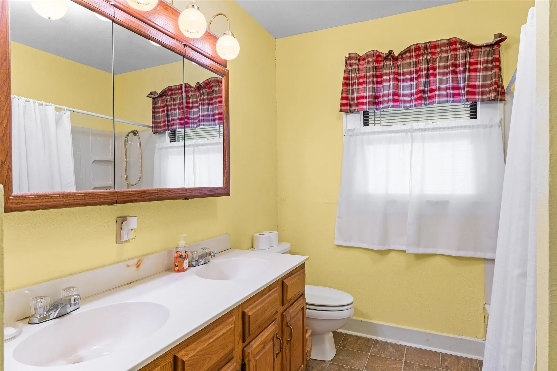 Single Family Residence For Sale in Van Zandt County , 432 W High Street, Wills Point, Texas 75169, 3 Bedroom, 2 Bathroom, Garage spaces, 1,902 Sqft, built in 1929, mls#21290638, Real Estate Agent in Wills Point, Homes For Sale in Van Zandt county, Homes For Sale in Wills Point, Realtor in Wills Point Texas, Real Estate Brokerage Independent Realty Texas, Luminita Cordes Realtor