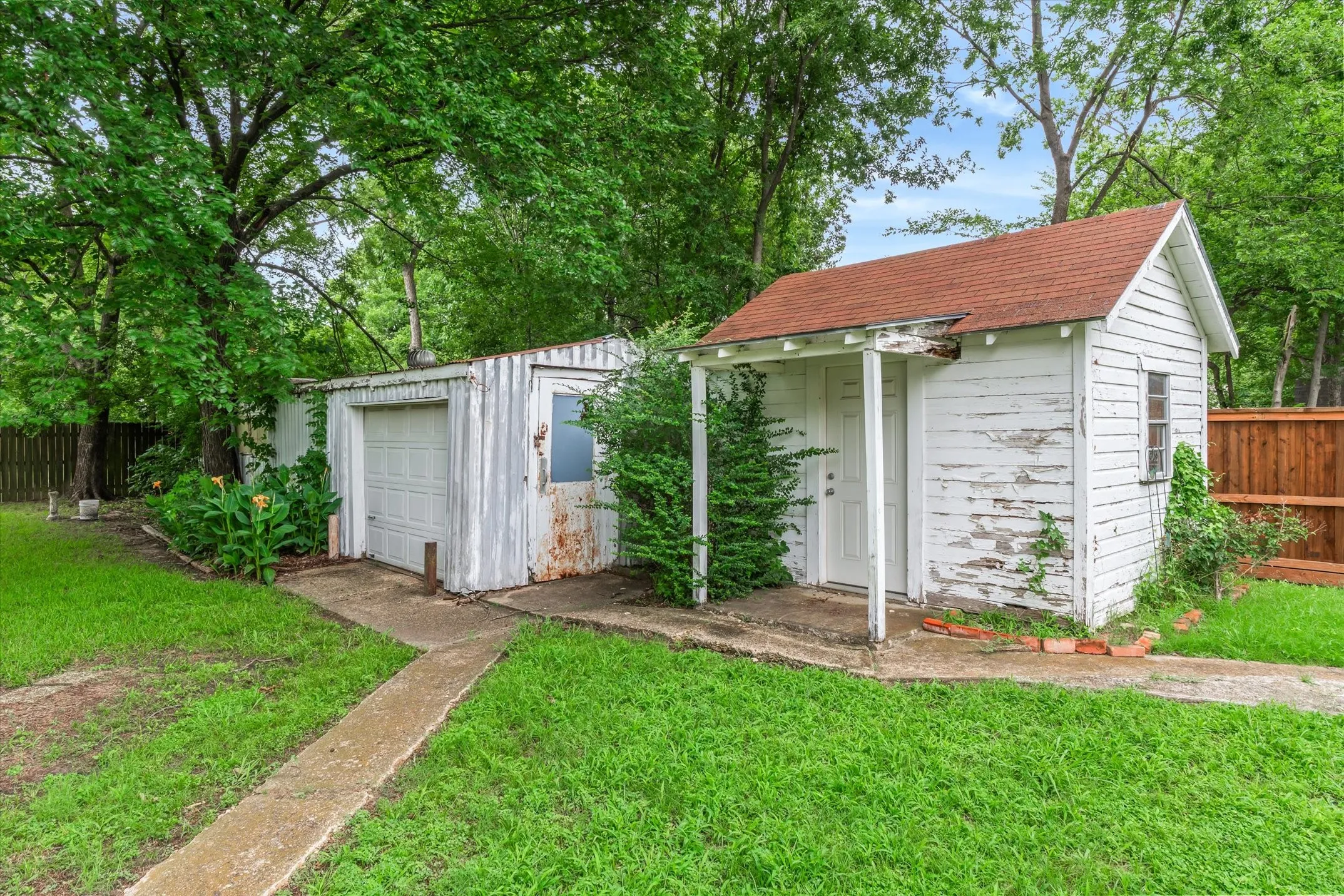 Single Family Residence For Sale in Van Zandt County , 432 W High Street, Wills Point, Texas 75169, 3 Bedroom, 2 Bathroom, Garage spaces, 1,902 Sqft, built in 1929, mls#21290638, Real Estate Agent in Wills Point, Homes For Sale in Van Zandt county, Homes For Sale in Wills Point, Realtor in Wills Point Texas, Real Estate Brokerage Independent Realty Texas, Luminita Cordes Realtor