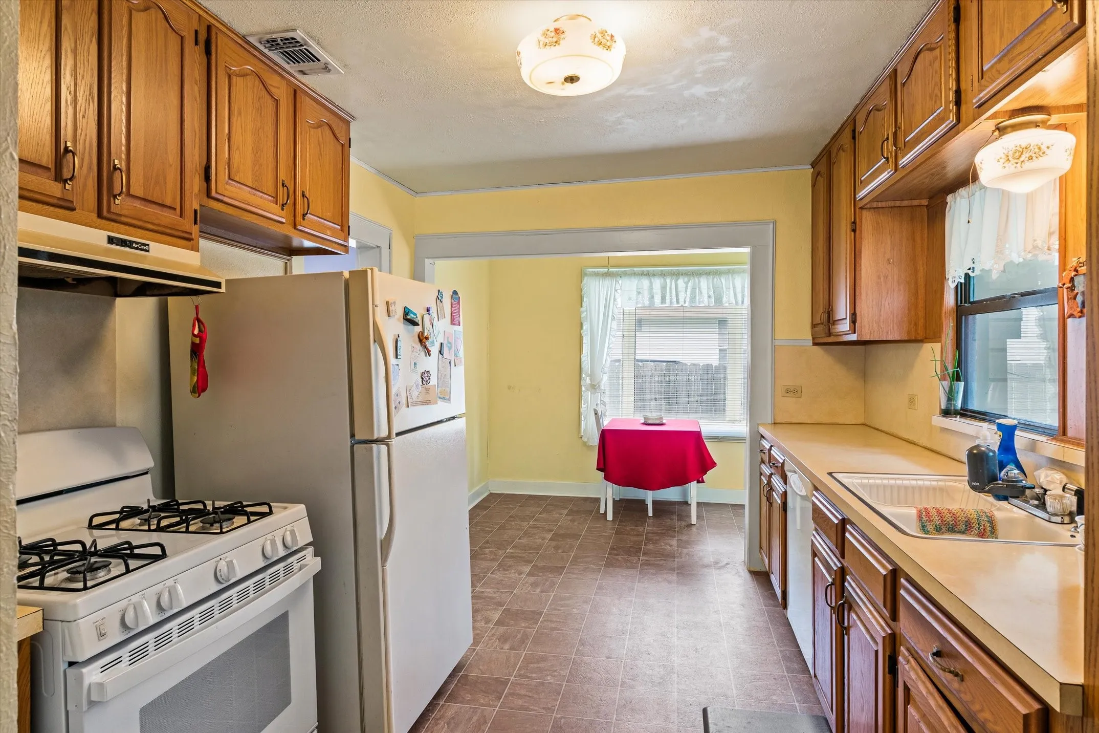 Single Family Residence For Sale in Van Zandt County , 432 W High Street, Wills Point, Texas 75169, 3 Bedroom, 2 Bathroom, Garage spaces, 1,902 Sqft, built in 1929, mls#21290638, Real Estate Agent in Wills Point, Homes For Sale in Van Zandt county, Homes For Sale in Wills Point, Realtor in Wills Point Texas, Real Estate Brokerage Independent Realty Texas, Luminita Cordes Realtor