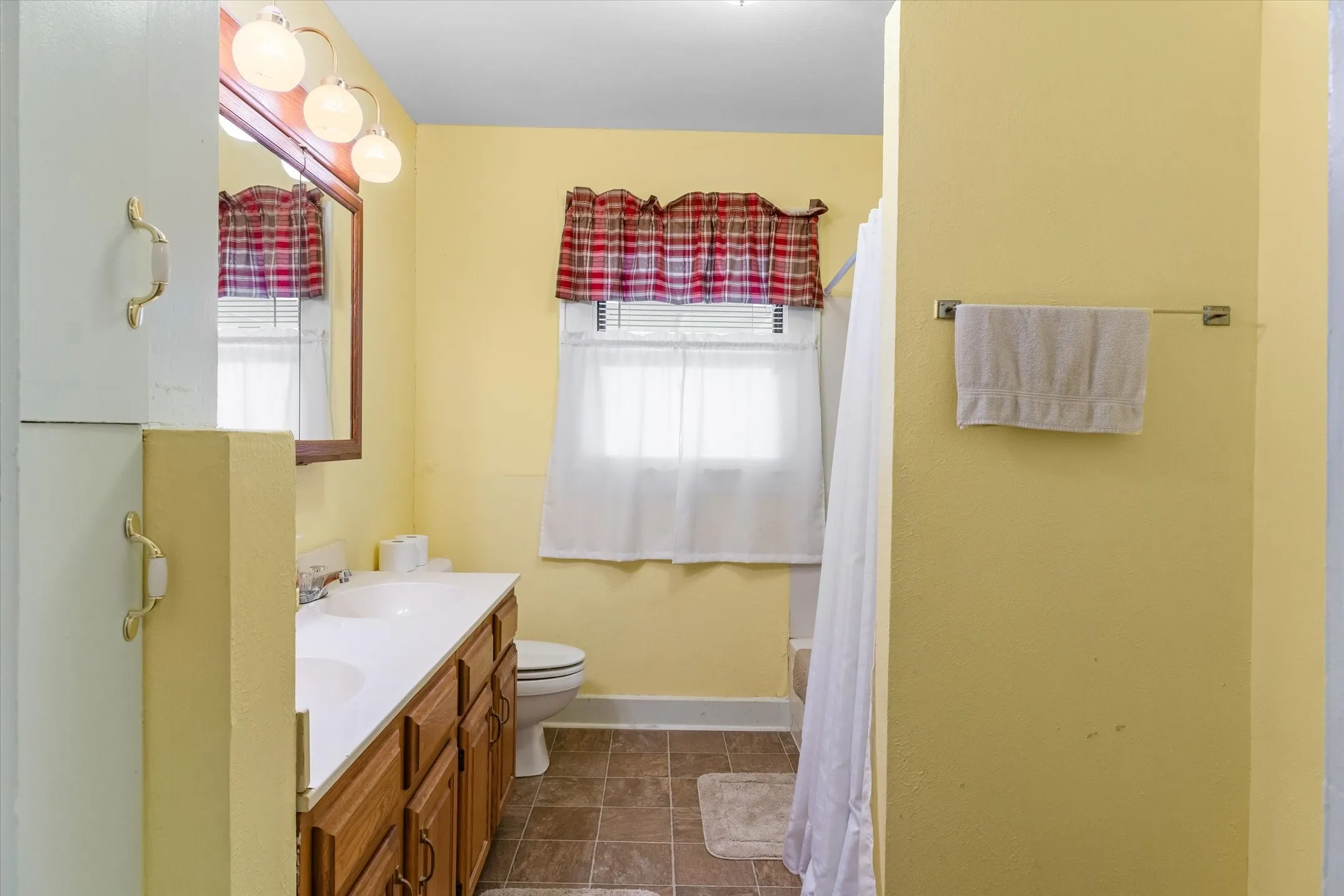 Single Family Residence For Sale in Van Zandt County , 432 W High Street, Wills Point, Texas 75169, 3 Bedroom, 2 Bathroom, Garage spaces, 1,902 Sqft, built in 1929, mls#21290638, Real Estate Agent in Wills Point, Homes For Sale in Van Zandt county, Homes For Sale in Wills Point, Realtor in Wills Point Texas, Real Estate Brokerage Independent Realty Texas, Luminita Cordes Realtor