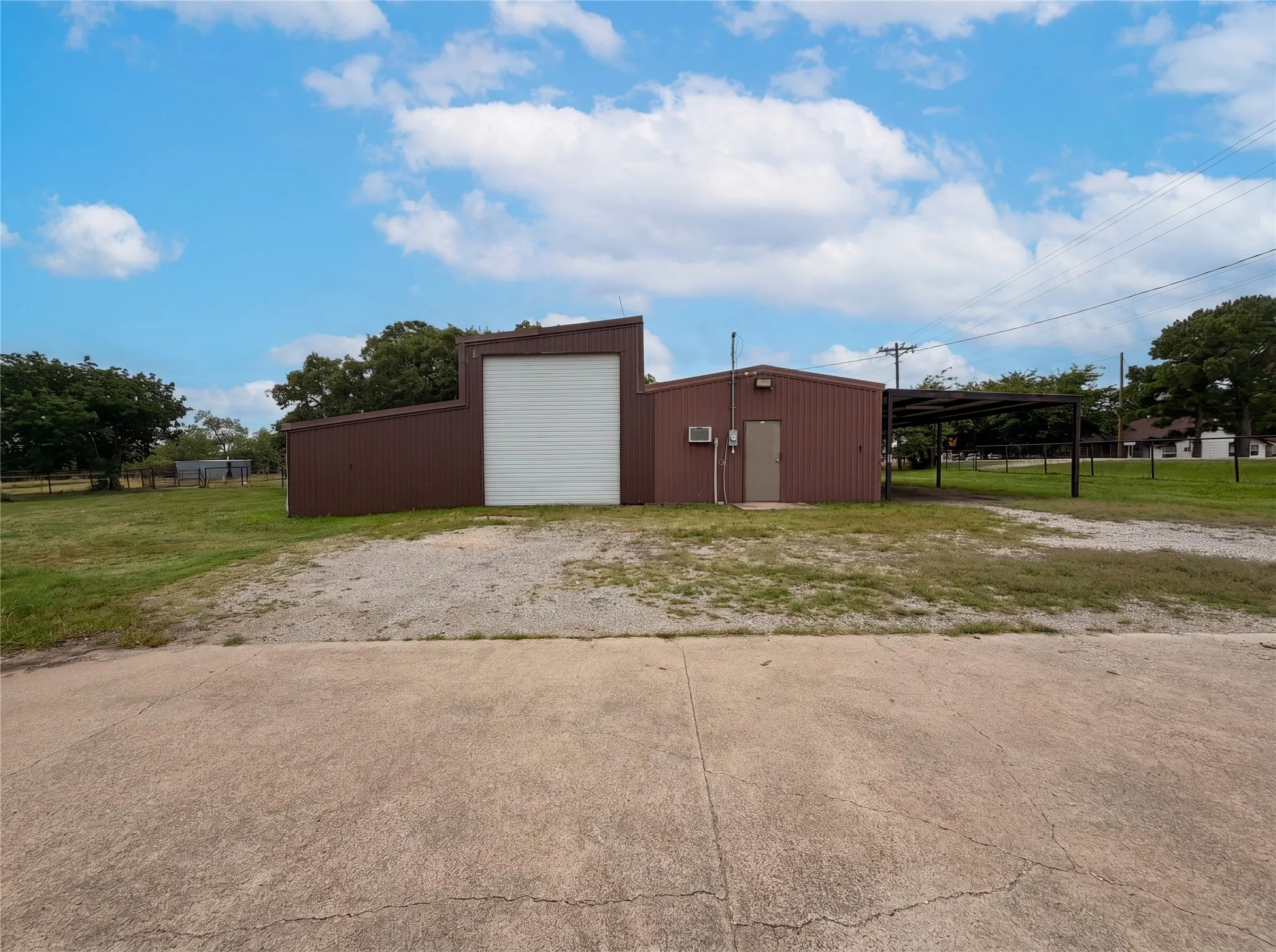 Single Family Residence For Sale in Johnson County , 8017 E FM 917, Alvarado, Texas 76009, 3 Bedroom, 3 Bathroom, 2 Garage spaces, 2,092 Sqft, built in 1976, mls#21297985, Real Estate Agent in Alvarado, Homes For Sale in Johnson county, Homes For Sale in Alvarado, Realtor in Alvarado Texas, Real Estate Brokerage Independent Realty Texas, Luminita Cordes Realtor