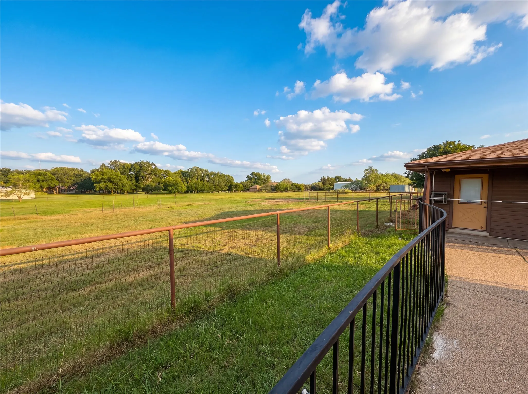 Single Family Residence For Sale in Johnson County , 8017 E FM 917, Alvarado, Texas 76009, 3 Bedroom, 3 Bathroom, 2 Garage spaces, 2,092 Sqft, built in 1976, mls#21297985, Real Estate Agent in Alvarado, Homes For Sale in Johnson county, Homes For Sale in Alvarado, Realtor in Alvarado Texas, Real Estate Brokerage Independent Realty Texas, Luminita Cordes Realtor