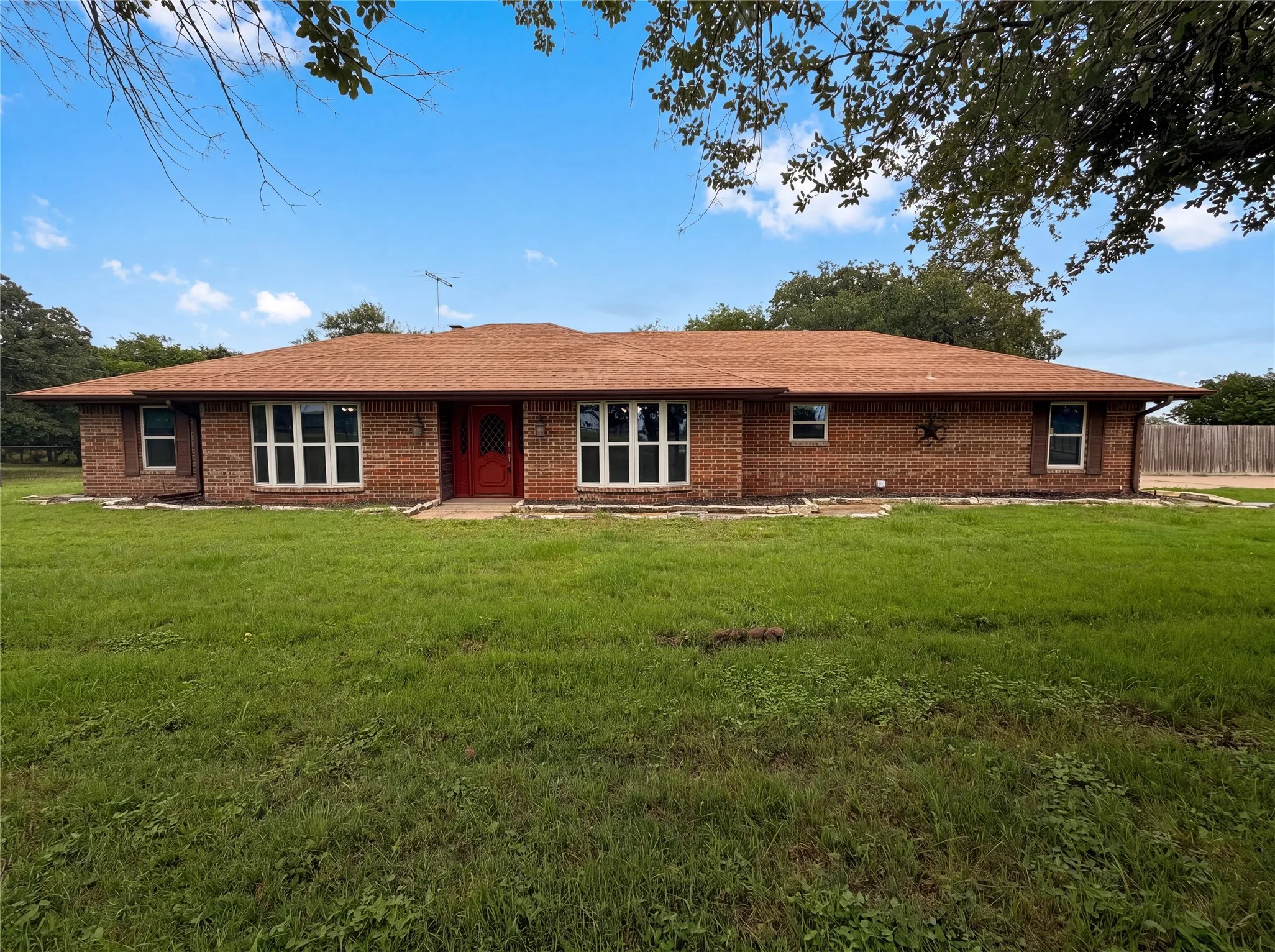 Single Family Residence For Sale in Johnson County , 8017 E FM 917, Alvarado, Texas 76009, 3 Bedroom, 3 Bathroom, 2 Garage spaces, 2,092 Sqft, built in 1976, mls#21297985, Real Estate Agent in Alvarado, Homes For Sale in Johnson county, Homes For Sale in Alvarado, Realtor in Alvarado Texas, Real Estate Brokerage Independent Realty Texas, Luminita Cordes Realtor
