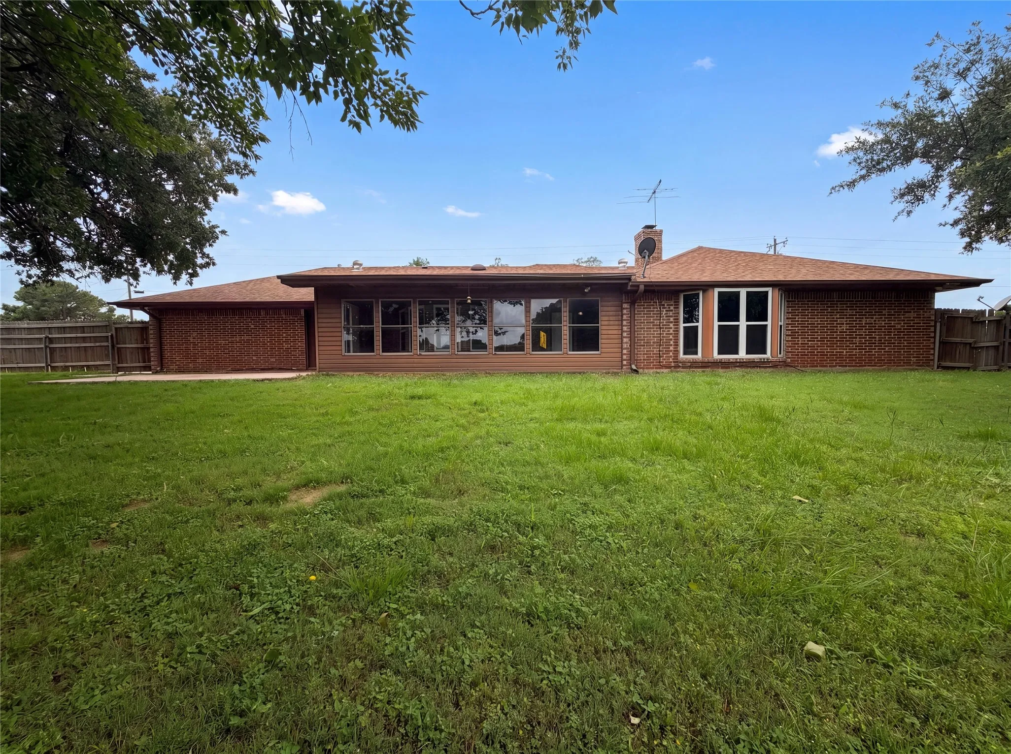 Single Family Residence For Sale in Johnson County , 8017 E FM 917, Alvarado, Texas 76009, 3 Bedroom, 3 Bathroom, 2 Garage spaces, 2,092 Sqft, built in 1976, mls#21297985, Real Estate Agent in Alvarado, Homes For Sale in Johnson county, Homes For Sale in Alvarado, Realtor in Alvarado Texas, Real Estate Brokerage Independent Realty Texas, Luminita Cordes Realtor
