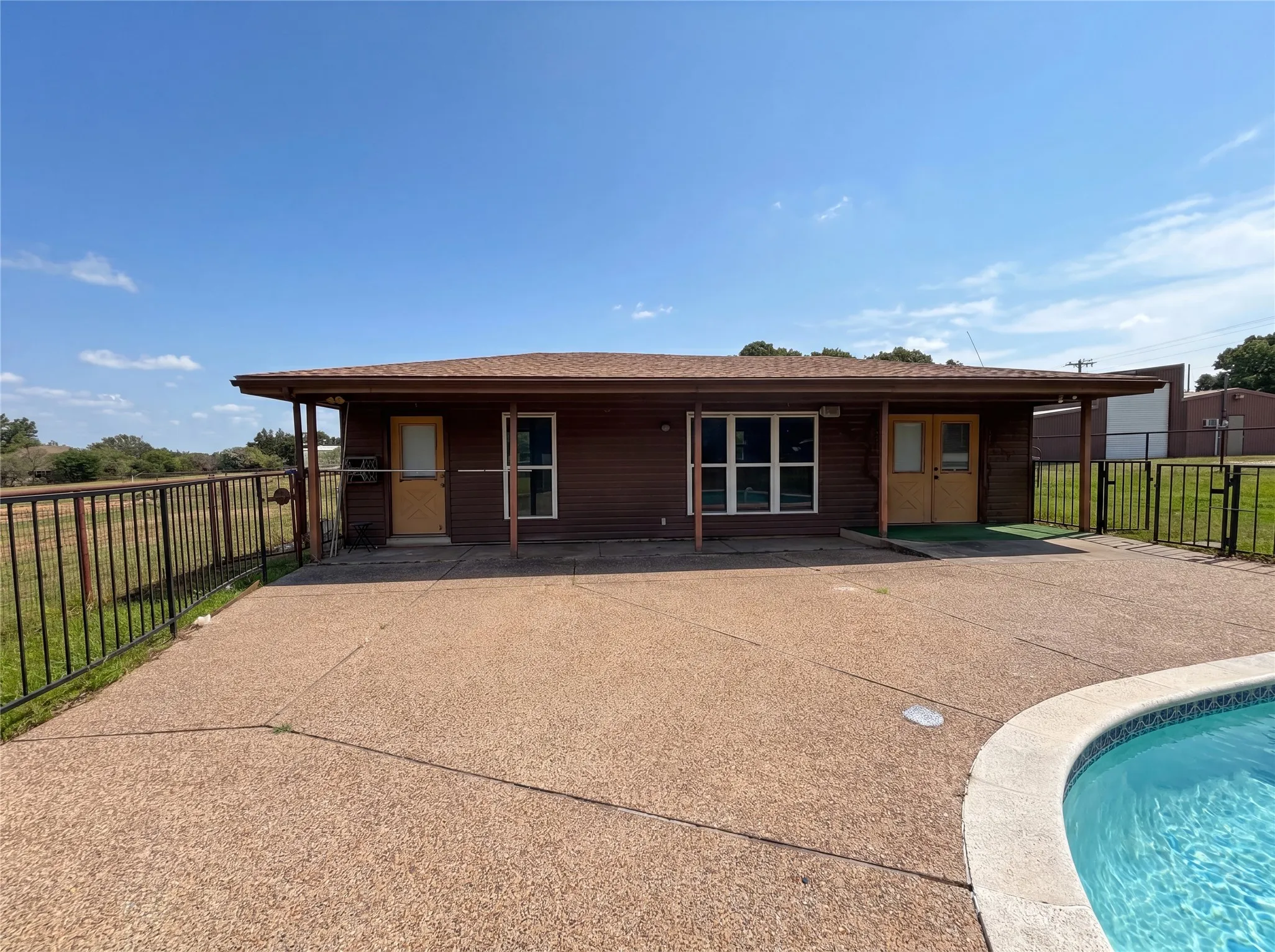 Single Family Residence For Sale in Johnson County , 8017 E FM 917, Alvarado, Texas 76009, 3 Bedroom, 3 Bathroom, 2 Garage spaces, 2,092 Sqft, built in 1976, mls#21297985, Real Estate Agent in Alvarado, Homes For Sale in Johnson county, Homes For Sale in Alvarado, Realtor in Alvarado Texas, Real Estate Brokerage Independent Realty Texas, Luminita Cordes Realtor