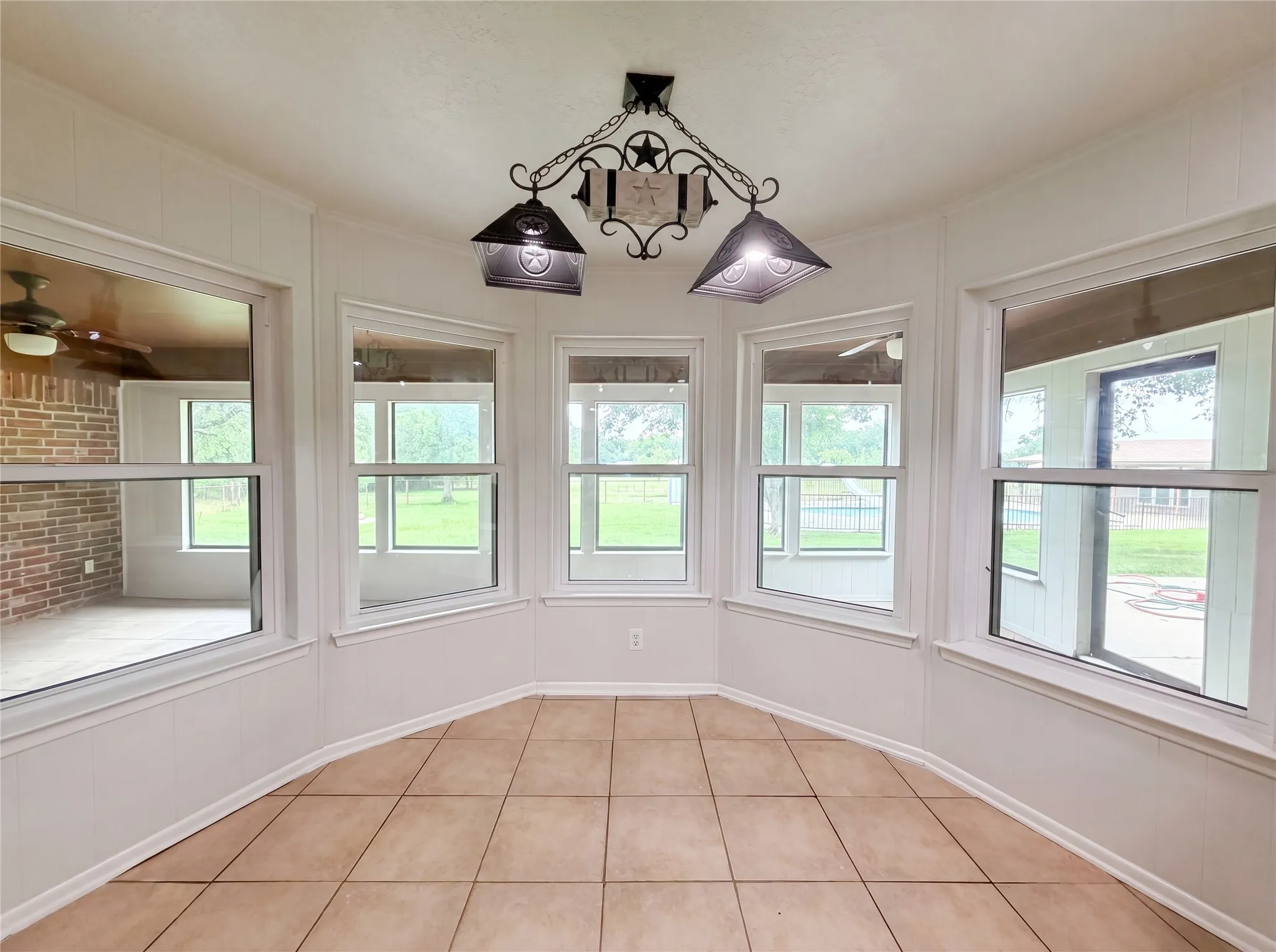 Single Family Residence For Sale in Johnson County , 8017 E FM 917, Alvarado, Texas 76009, 3 Bedroom, 3 Bathroom, 2 Garage spaces, 2,092 Sqft, built in 1976, mls#21297985, Real Estate Agent in Alvarado, Homes For Sale in Johnson county, Homes For Sale in Alvarado, Realtor in Alvarado Texas, Real Estate Brokerage Independent Realty Texas, Luminita Cordes Realtor