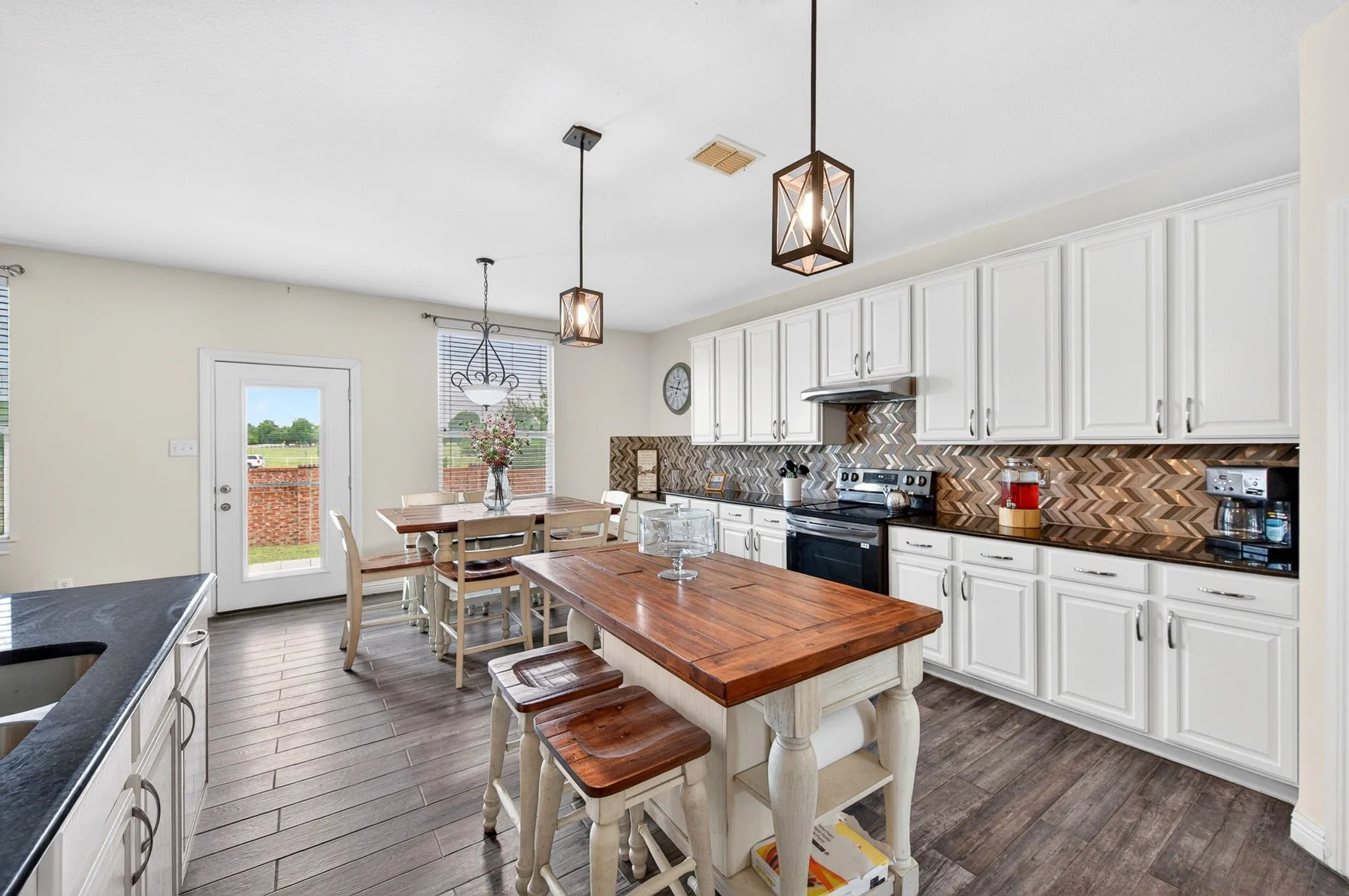Single Family Residence For Sale in Dallas County , 1503 Quail Ridge Drive, Cedar Hill, Texas 75104, 5 Bedrooms, 3 Bathrooms, 2 Garage spaces, 3,717 Sqft, built in 2005, Price $449,900, mls#21294337, Real Estate Agent in Cedar Hill, Homes For Sale in Dallas county, Homes For Sale in Cedar Hill, Realtor in Cedar Hill Texas, Real Estate Brokerage Independent Realty Texas, Luminita Cordes Realtor