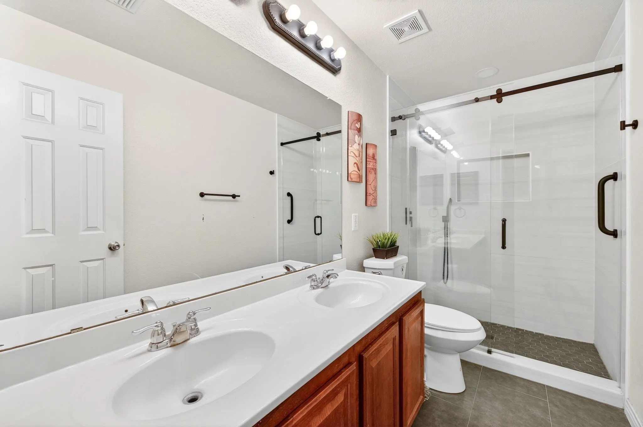 Single Family Residence For Sale in Dallas County , 1503 Quail Ridge Drive, Cedar Hill, Texas 75104, 5 Bedrooms, 3 Bathrooms, 2 Garage spaces, 3,717 Sqft, built in 2005, Price $449,900, mls#21294337, Real Estate Agent in Cedar Hill, Homes For Sale in Dallas county, Homes For Sale in Cedar Hill, Realtor in Cedar Hill Texas, Real Estate Brokerage Independent Realty Texas, Luminita Cordes Realtor