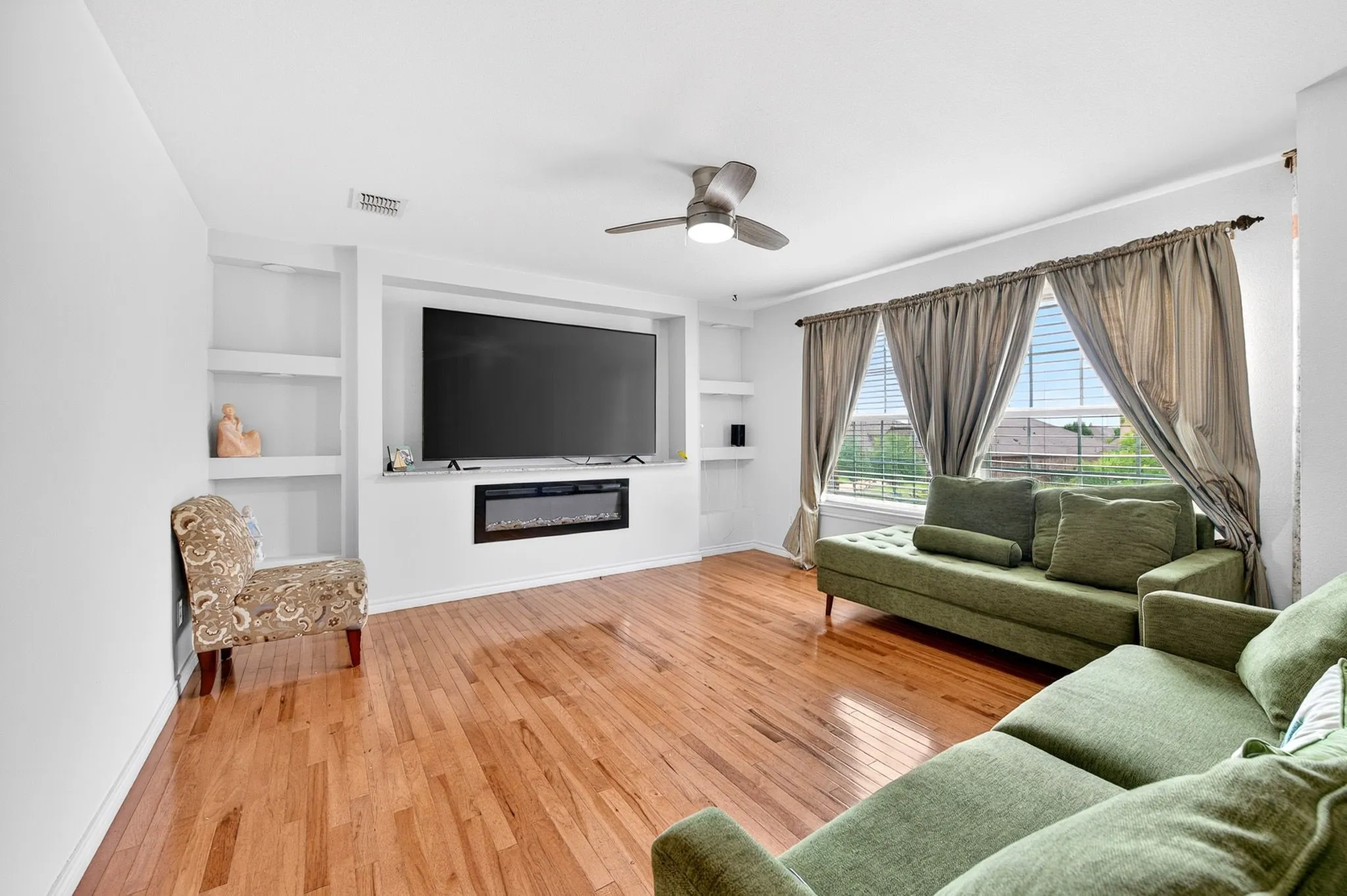 Single Family Residence For Sale in Dallas County , 1503 Quail Ridge Drive, Cedar Hill, Texas 75104, 5 Bedrooms, 3 Bathrooms, 2 Garage spaces, 3,717 Sqft, built in 2005, Price $449,900, mls#21294337, Real Estate Agent in Cedar Hill, Homes For Sale in Dallas county, Homes For Sale in Cedar Hill, Realtor in Cedar Hill Texas, Real Estate Brokerage Independent Realty Texas, Luminita Cordes Realtor