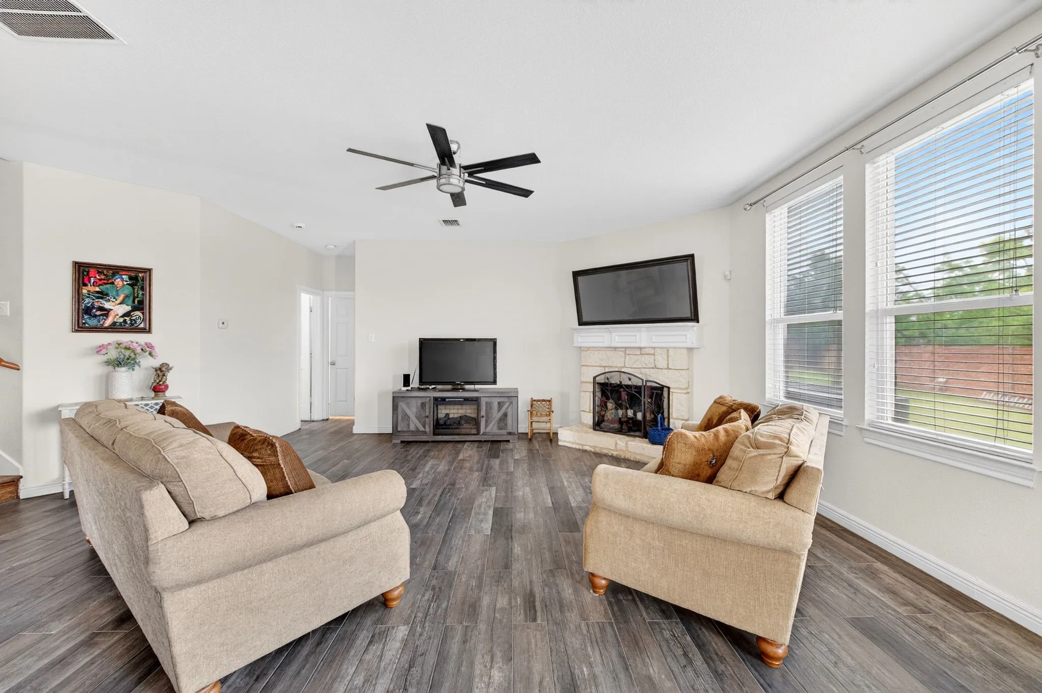 Single Family Residence For Sale in Dallas County , 1503 Quail Ridge Drive, Cedar Hill, Texas 75104, 5 Bedrooms, 3 Bathrooms, 2 Garage spaces, 3,717 Sqft, built in 2005, Price $449,900, mls#21294337, Real Estate Agent in Cedar Hill, Homes For Sale in Dallas county, Homes For Sale in Cedar Hill, Realtor in Cedar Hill Texas, Real Estate Brokerage Independent Realty Texas, Luminita Cordes Realtor