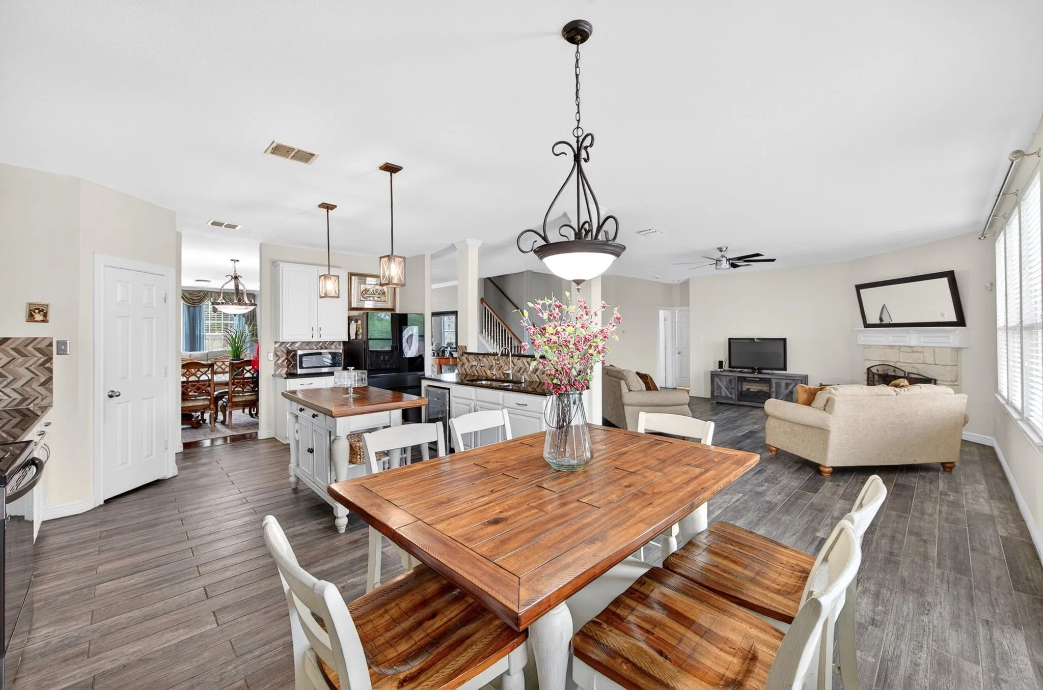 Single Family Residence For Sale in Dallas County , 1503 Quail Ridge Drive, Cedar Hill, Texas 75104, 5 Bedrooms, 3 Bathrooms, 2 Garage spaces, 3,717 Sqft, built in 2005, Price $449,900, mls#21294337, Real Estate Agent in Cedar Hill, Homes For Sale in Dallas county, Homes For Sale in Cedar Hill, Realtor in Cedar Hill Texas, Real Estate Brokerage Independent Realty Texas, Luminita Cordes Realtor