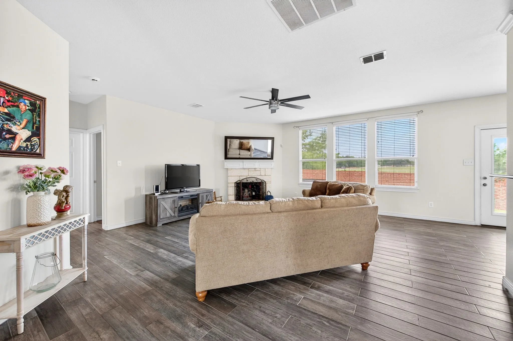 Single Family Residence For Sale in Dallas County , 1503 Quail Ridge Drive, Cedar Hill, Texas 75104, 5 Bedrooms, 3 Bathrooms, 2 Garage spaces, 3,717 Sqft, built in 2005, Price $449,900, mls#21294337, Real Estate Agent in Cedar Hill, Homes For Sale in Dallas county, Homes For Sale in Cedar Hill, Realtor in Cedar Hill Texas, Real Estate Brokerage Independent Realty Texas, Luminita Cordes Realtor