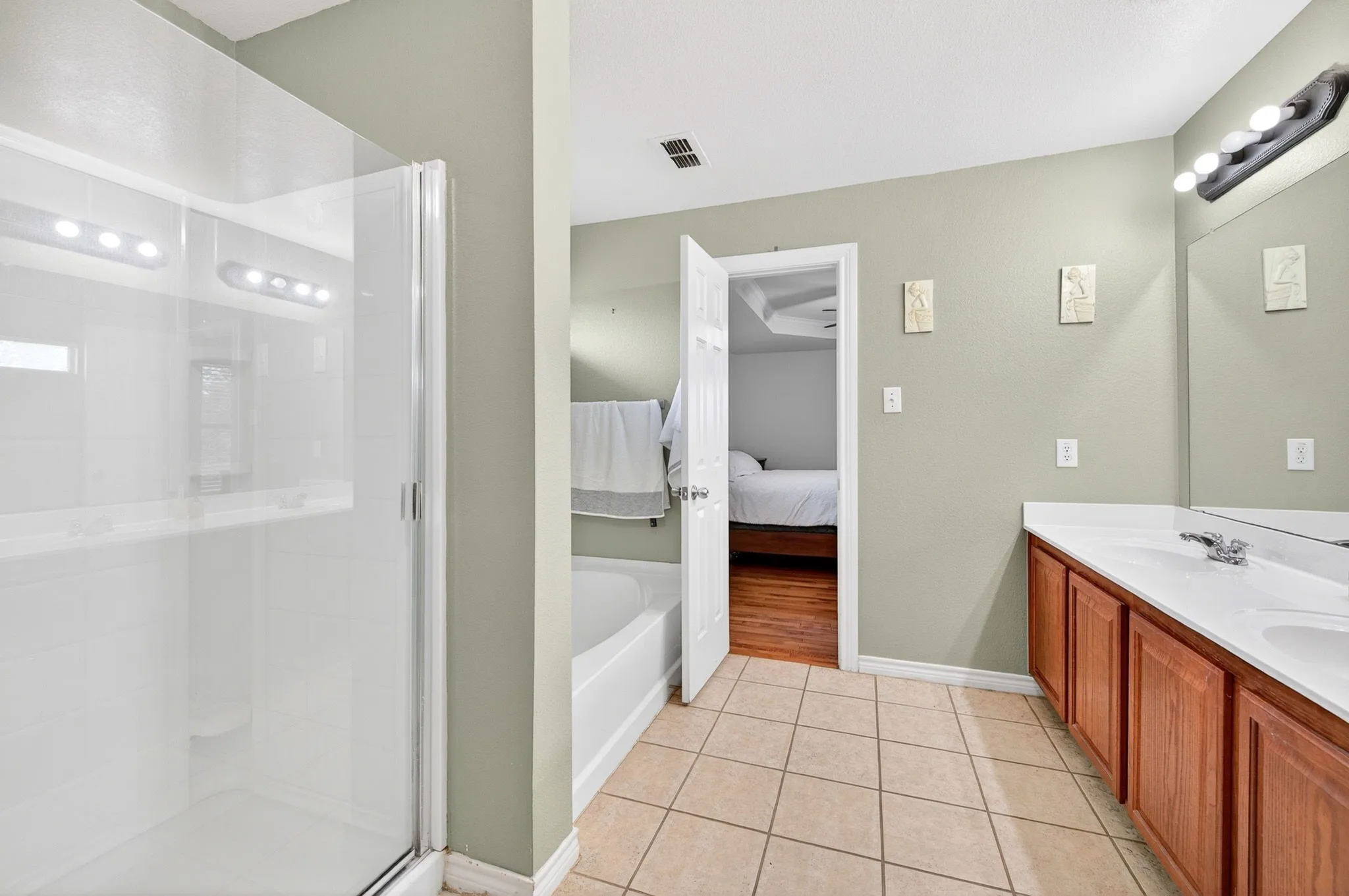 Single Family Residence For Sale in Dallas County , 1503 Quail Ridge Drive, Cedar Hill, Texas 75104, 5 Bedrooms, 3 Bathrooms, 2 Garage spaces, 3,717 Sqft, built in 2005, Price $449,900, mls#21294337, Real Estate Agent in Cedar Hill, Homes For Sale in Dallas county, Homes For Sale in Cedar Hill, Realtor in Cedar Hill Texas, Real Estate Brokerage Independent Realty Texas, Luminita Cordes Realtor