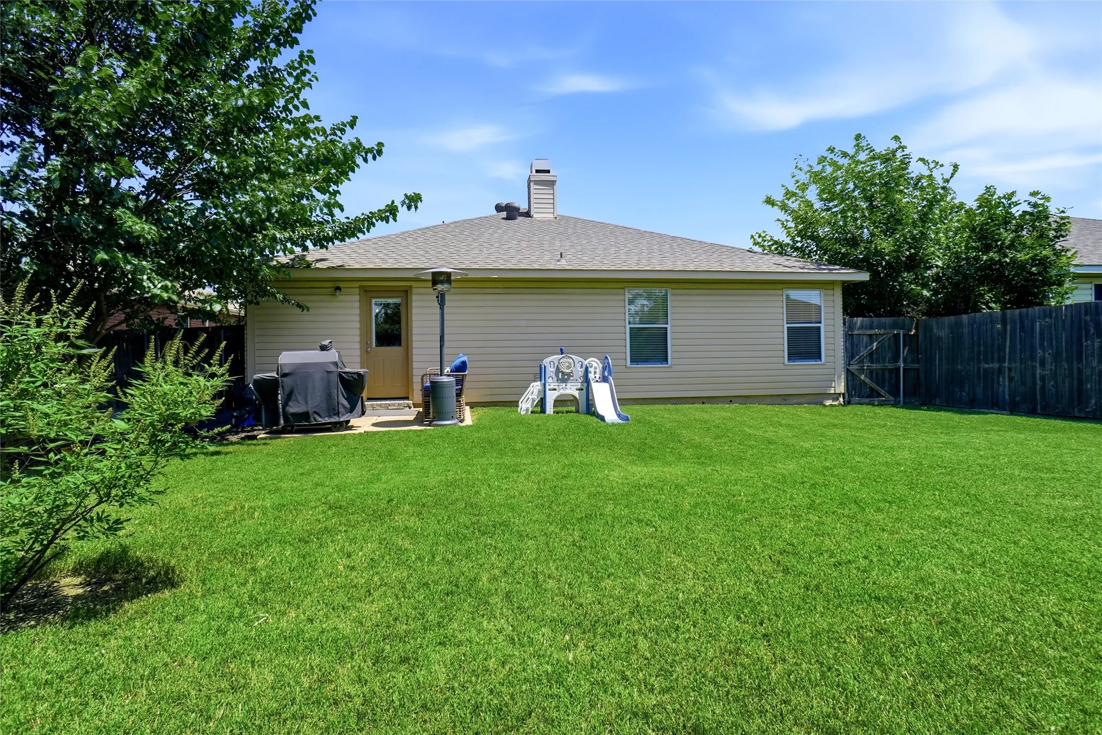 Single Family Residence For Sale in Denton County , 2208 Maple Drive, Little Elm, Texas 75068, 3 Bedroom, 2 Bathroom, 2 Garage spaces, 1,507 Sqft, built in 1999, Price $309,700, mls#21297984, Real Estate Agent in Little Elm, Homes For Sale in Denton county, Homes For Sale in Little Elm, Realtor in Little Elm Texas, Real Estate Brokerage Independent Realty Texas, Luminita Cordes Realtor