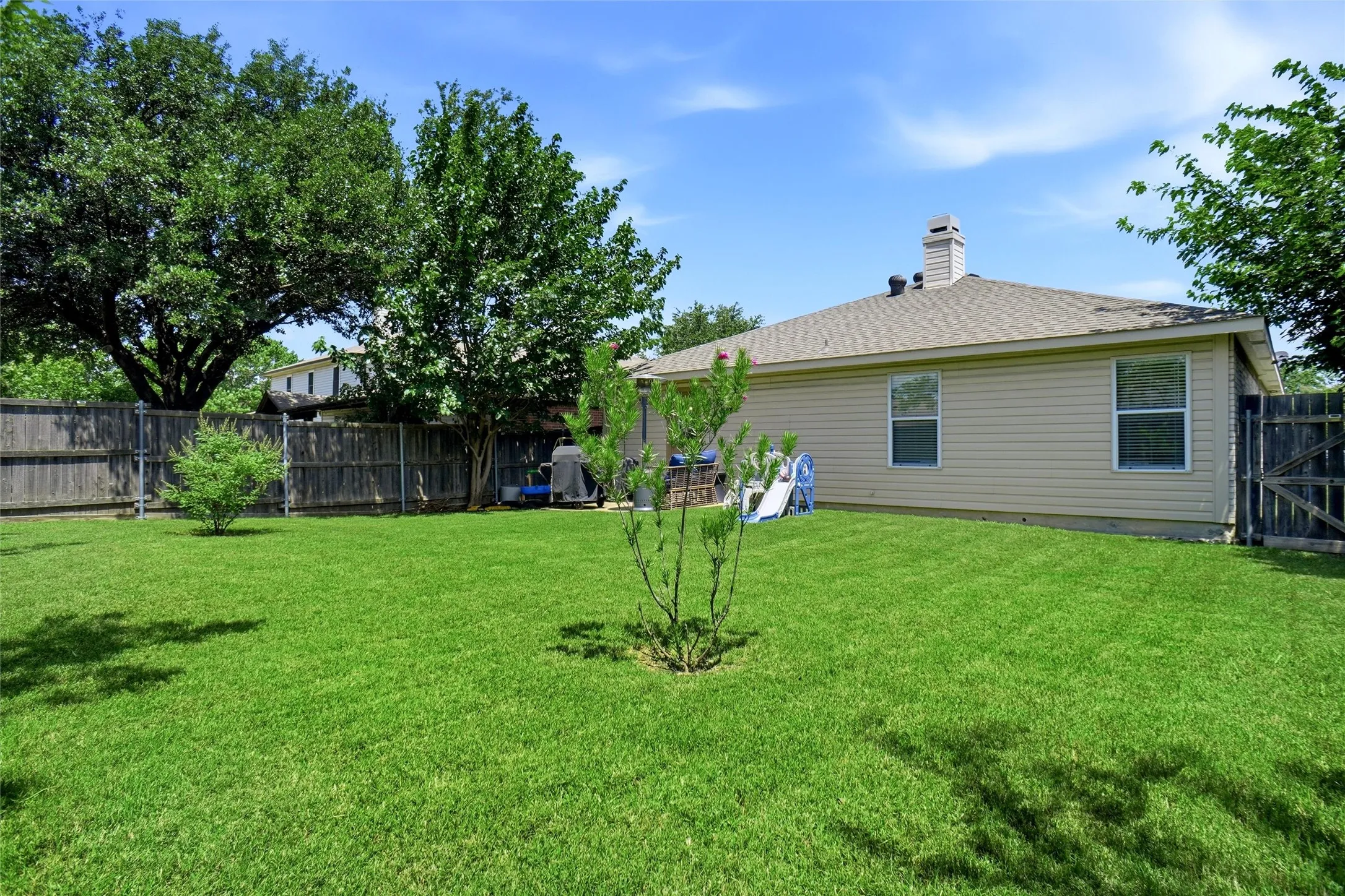 Single Family Residence For Sale in Denton County , 2208 Maple Drive, Little Elm, Texas 75068, 3 Bedroom, 2 Bathroom, 2 Garage spaces, 1,507 Sqft, built in 1999, Price $309,700, mls#21297984, Real Estate Agent in Little Elm, Homes For Sale in Denton county, Homes For Sale in Little Elm, Realtor in Little Elm Texas, Real Estate Brokerage Independent Realty Texas, Luminita Cordes Realtor