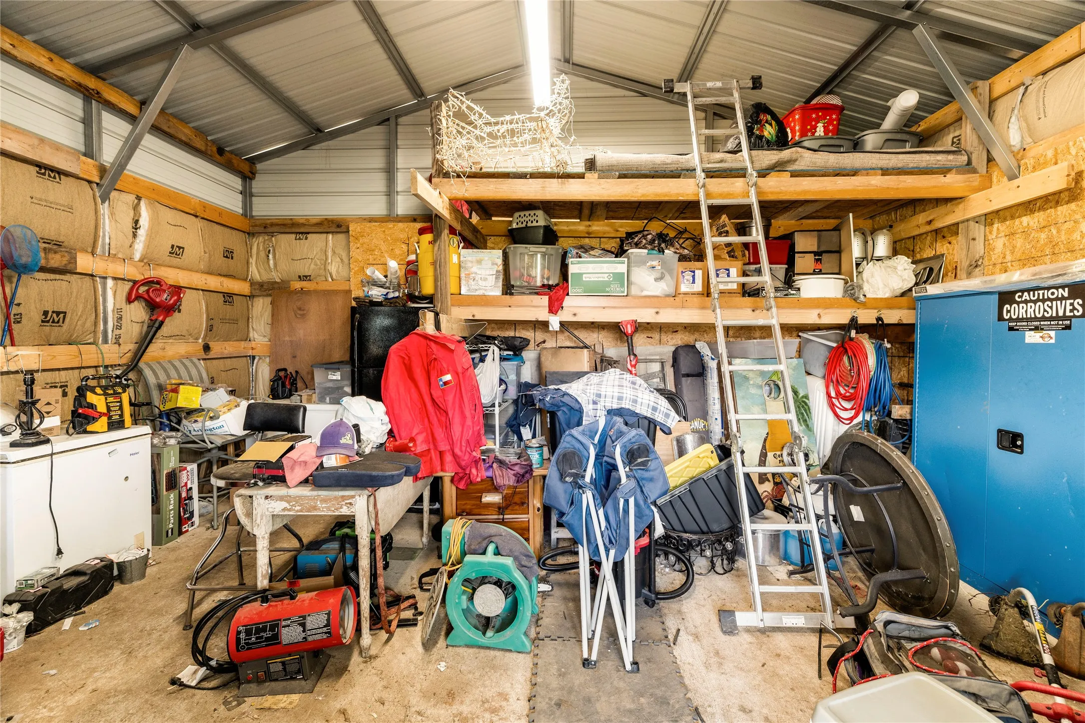 Workshop with Concrete floor and Electricity