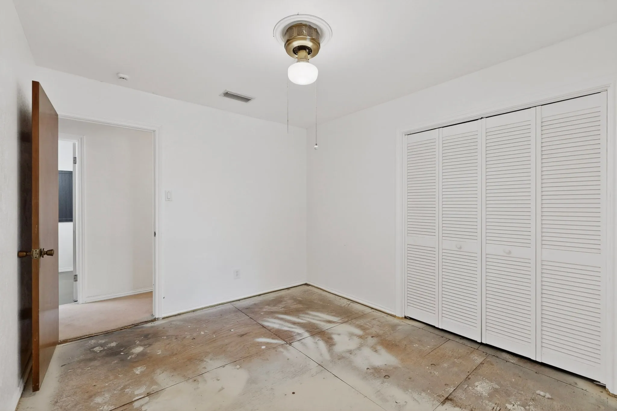Single Family Residence For Sale in Tarrant County , 3411 Sheffield Drive, Arlington, Texas 76013, 4 Bedroom, 3 Bathroom, 2 Garage spaces, 2,200 Sqft, built in 1973, mls#21299865, Real Estate Agent in Arlington, Homes For Sale in Tarrant county, Homes For Sale in Arlington, Realtor in Arlington Texas, Real Estate Brokerage Independent Realty Texas, Luminita Cordes Realtor