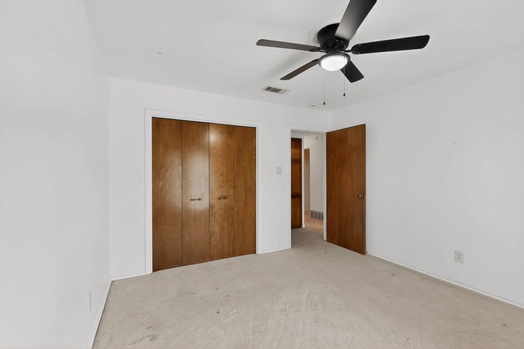 Single Family Residence For Sale in Tarrant County , 3411 Sheffield Drive, Arlington, Texas 76013, 4 Bedroom, 3 Bathroom, 2 Garage spaces, 2,200 Sqft, built in 1973, mls#21299865, Real Estate Agent in Arlington, Homes For Sale in Tarrant county, Homes For Sale in Arlington, Realtor in Arlington Texas, Real Estate Brokerage Independent Realty Texas, Luminita Cordes Realtor