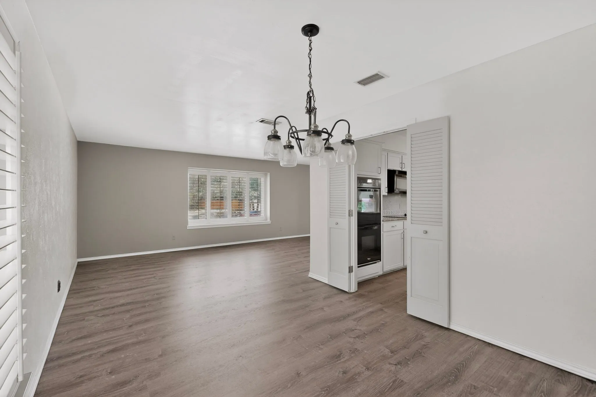 Single Family Residence For Sale in Tarrant County , 3411 Sheffield Drive, Arlington, Texas 76013, 4 Bedroom, 3 Bathroom, 2 Garage spaces, 2,200 Sqft, built in 1973, mls#21299865, Real Estate Agent in Arlington, Homes For Sale in Tarrant county, Homes For Sale in Arlington, Realtor in Arlington Texas, Real Estate Brokerage Independent Realty Texas, Luminita Cordes Realtor