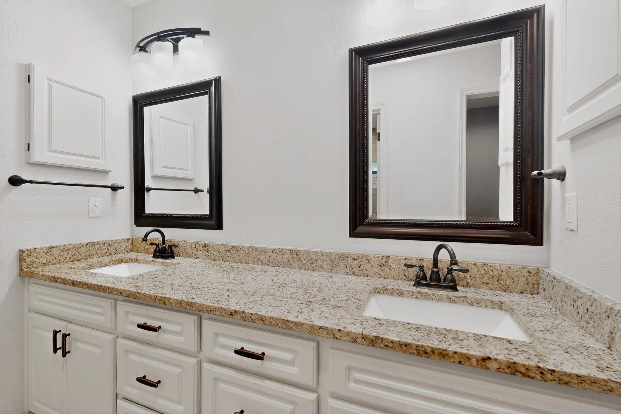 Single Family Residence For Sale in Tarrant County , 3411 Sheffield Drive, Arlington, Texas 76013, 4 Bedroom, 3 Bathroom, 2 Garage spaces, 2,200 Sqft, built in 1973, mls#21299865, Real Estate Agent in Arlington, Homes For Sale in Tarrant county, Homes For Sale in Arlington, Realtor in Arlington Texas, Real Estate Brokerage Independent Realty Texas, Luminita Cordes Realtor