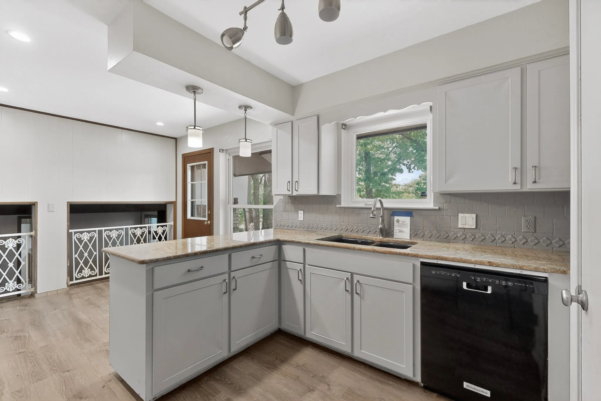 Single Family Residence For Sale in Tarrant County , 3411 Sheffield Drive, Arlington, Texas 76013, 4 Bedroom, 3 Bathroom, 2 Garage spaces, 2,200 Sqft, built in 1973, mls#21299865, Real Estate Agent in Arlington, Homes For Sale in Tarrant county, Homes For Sale in Arlington, Realtor in Arlington Texas, Real Estate Brokerage Independent Realty Texas, Luminita Cordes Realtor