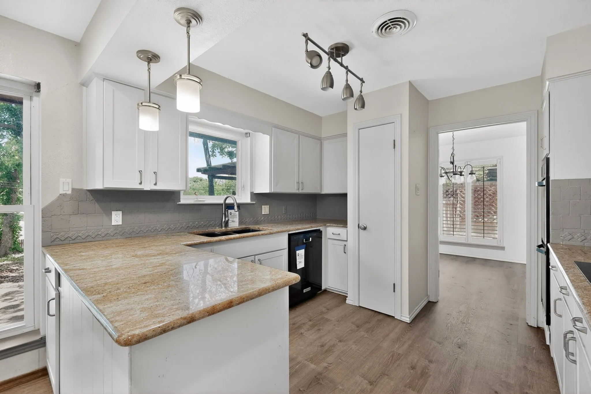 Single Family Residence For Sale in Tarrant County , 3411 Sheffield Drive, Arlington, Texas 76013, 4 Bedroom, 3 Bathroom, 2 Garage spaces, 2,200 Sqft, built in 1973, mls#21299865, Real Estate Agent in Arlington, Homes For Sale in Tarrant county, Homes For Sale in Arlington, Realtor in Arlington Texas, Real Estate Brokerage Independent Realty Texas, Luminita Cordes Realtor