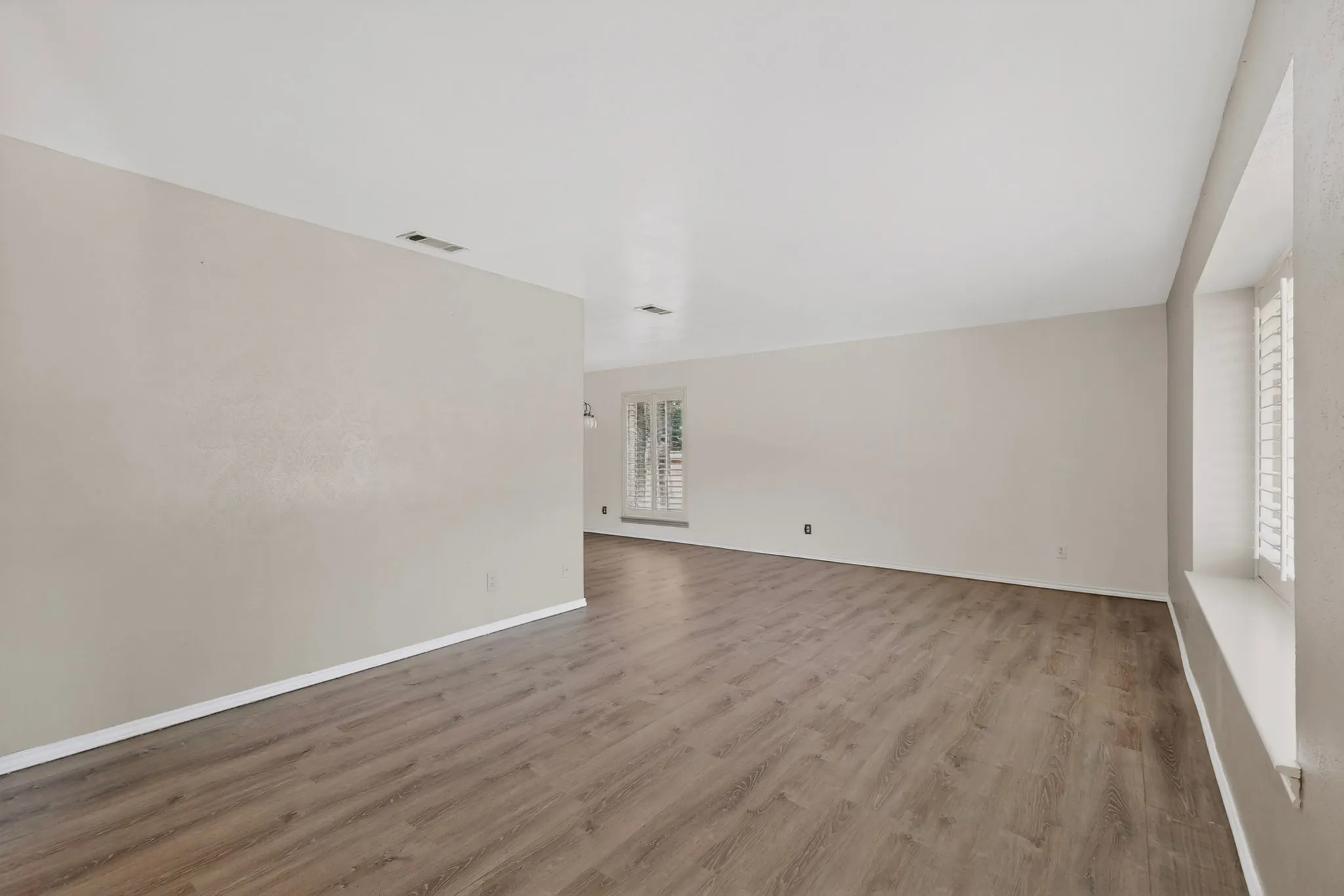 Single Family Residence For Sale in Tarrant County , 3411 Sheffield Drive, Arlington, Texas 76013, 4 Bedroom, 3 Bathroom, 2 Garage spaces, 2,200 Sqft, built in 1973, mls#21299865, Real Estate Agent in Arlington, Homes For Sale in Tarrant county, Homes For Sale in Arlington, Realtor in Arlington Texas, Real Estate Brokerage Independent Realty Texas, Luminita Cordes Realtor