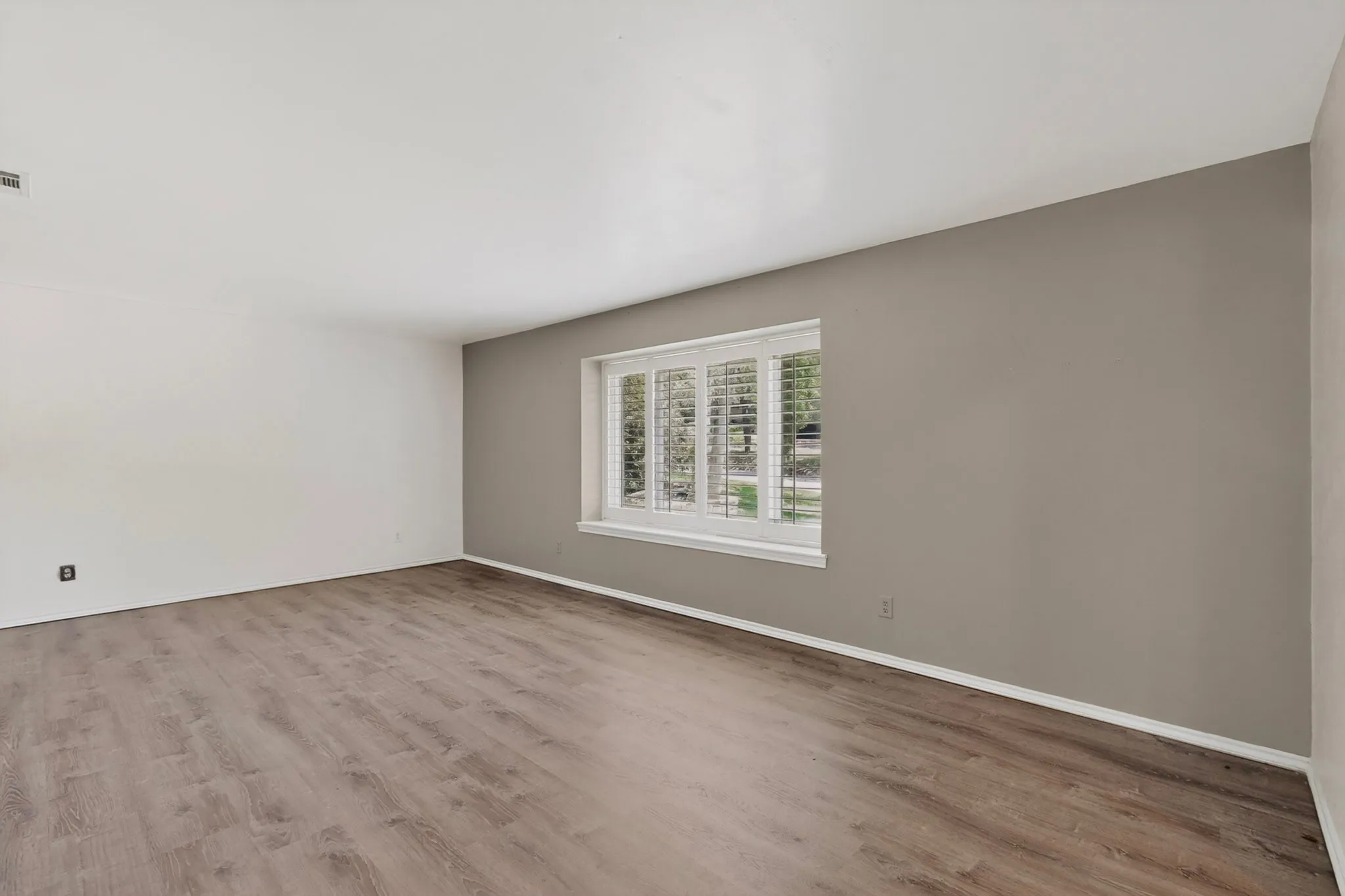 Single Family Residence For Sale in Tarrant County , 3411 Sheffield Drive, Arlington, Texas 76013, 4 Bedroom, 3 Bathroom, 2 Garage spaces, 2,200 Sqft, built in 1973, mls#21299865, Real Estate Agent in Arlington, Homes For Sale in Tarrant county, Homes For Sale in Arlington, Realtor in Arlington Texas, Real Estate Brokerage Independent Realty Texas, Luminita Cordes Realtor