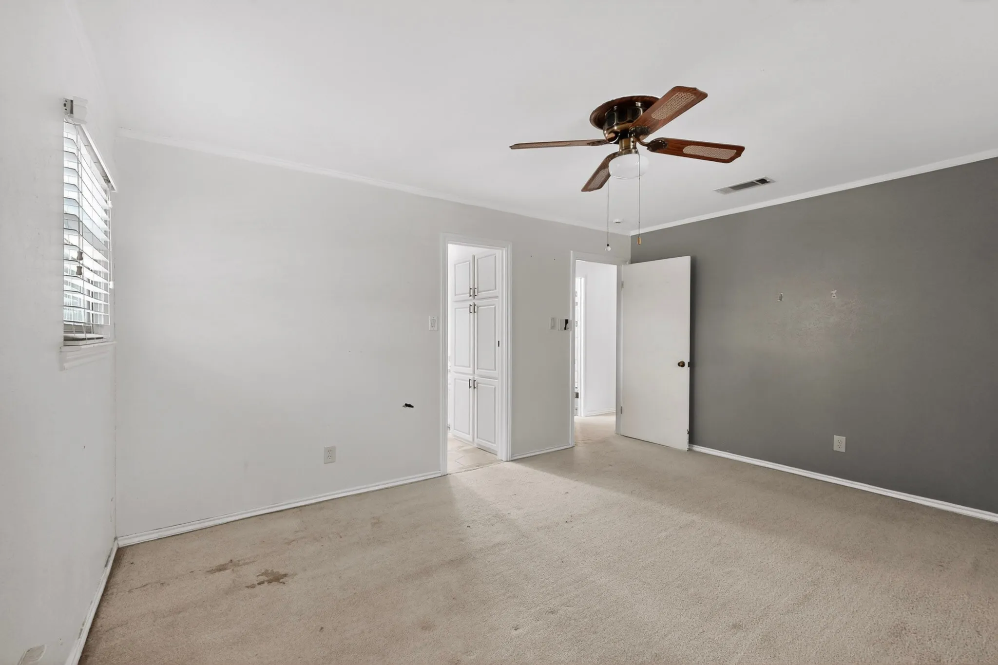 Single Family Residence For Sale in Tarrant County , 3411 Sheffield Drive, Arlington, Texas 76013, 4 Bedroom, 3 Bathroom, 2 Garage spaces, 2,200 Sqft, built in 1973, mls#21299865, Real Estate Agent in Arlington, Homes For Sale in Tarrant county, Homes For Sale in Arlington, Realtor in Arlington Texas, Real Estate Brokerage Independent Realty Texas, Luminita Cordes Realtor