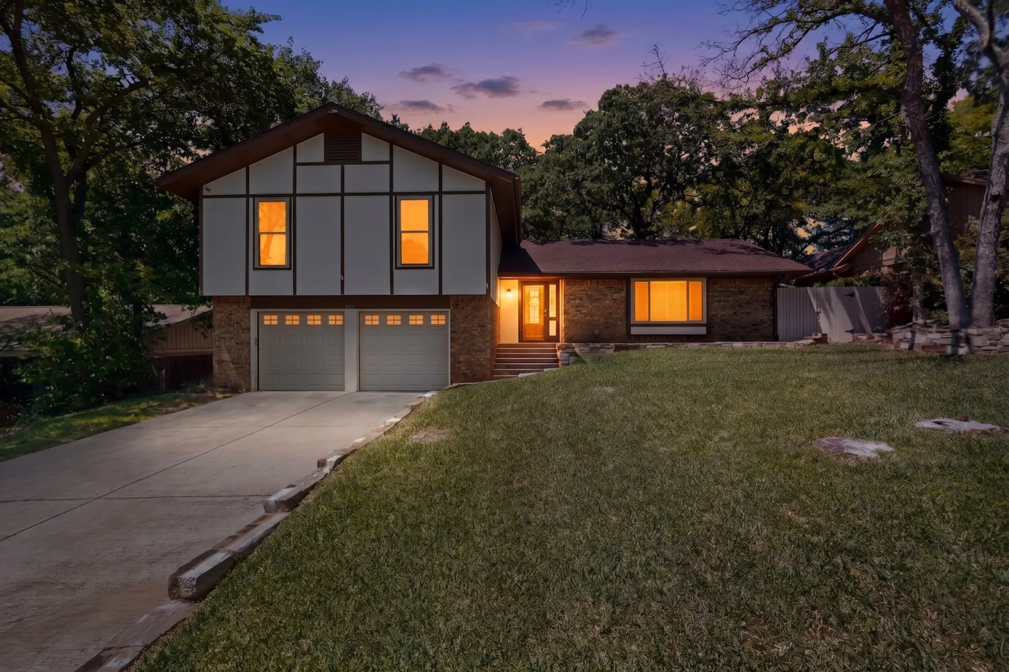 Single Family Residence For Sale in Tarrant County , 3411 Sheffield Drive, Arlington, Texas 76013, 4 Bedroom, 3 Bathroom, 2 Garage spaces, 2,200 Sqft, built in 1973, mls#21299865, Real Estate Agent in Arlington, Homes For Sale in Tarrant county, Homes For Sale in Arlington, Realtor in Arlington Texas, Real Estate Brokerage Independent Realty Texas, Luminita Cordes Realtor