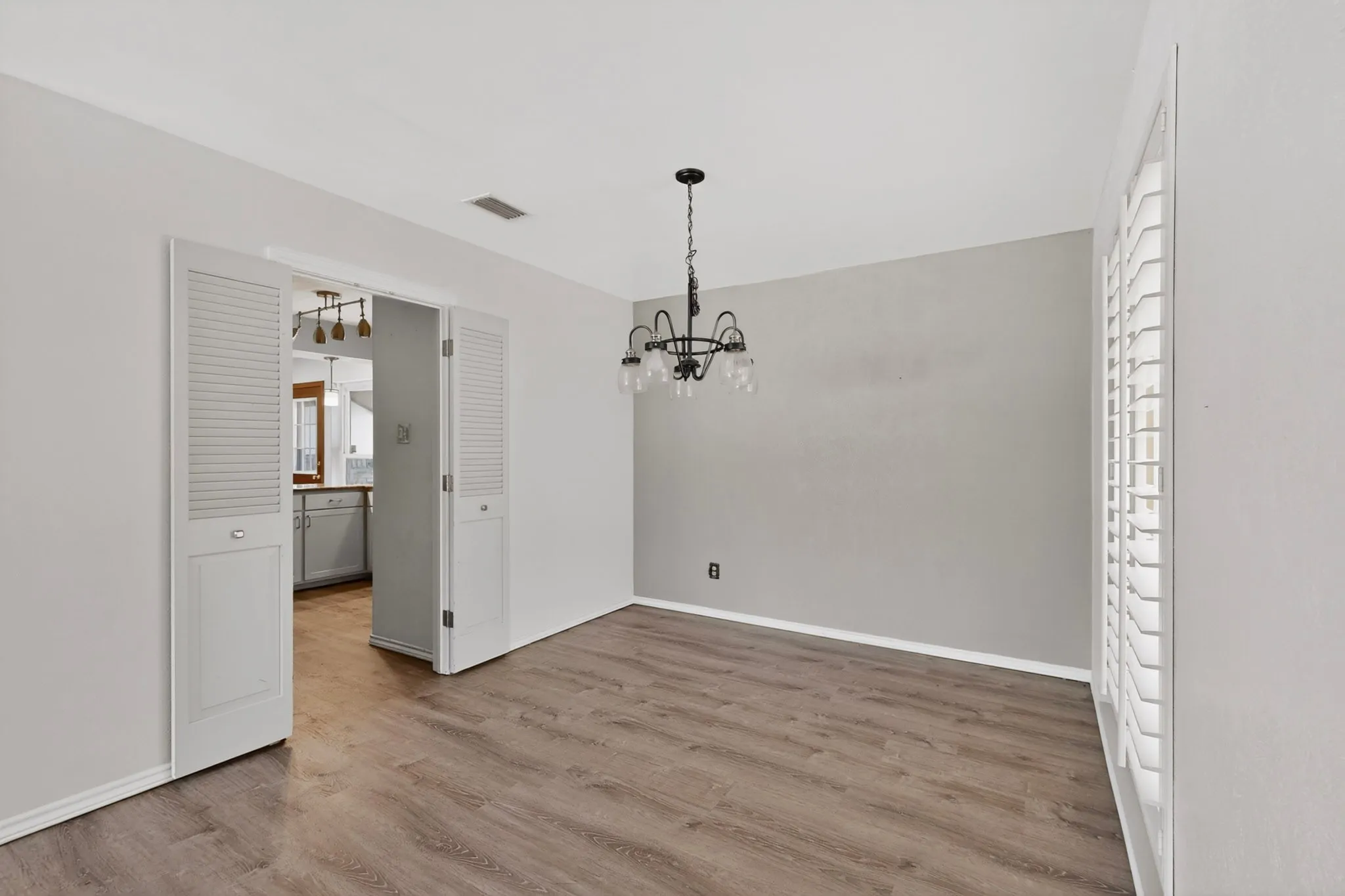 Single Family Residence For Sale in Tarrant County , 3411 Sheffield Drive, Arlington, Texas 76013, 4 Bedroom, 3 Bathroom, 2 Garage spaces, 2,200 Sqft, built in 1973, mls#21299865, Real Estate Agent in Arlington, Homes For Sale in Tarrant county, Homes For Sale in Arlington, Realtor in Arlington Texas, Real Estate Brokerage Independent Realty Texas, Luminita Cordes Realtor