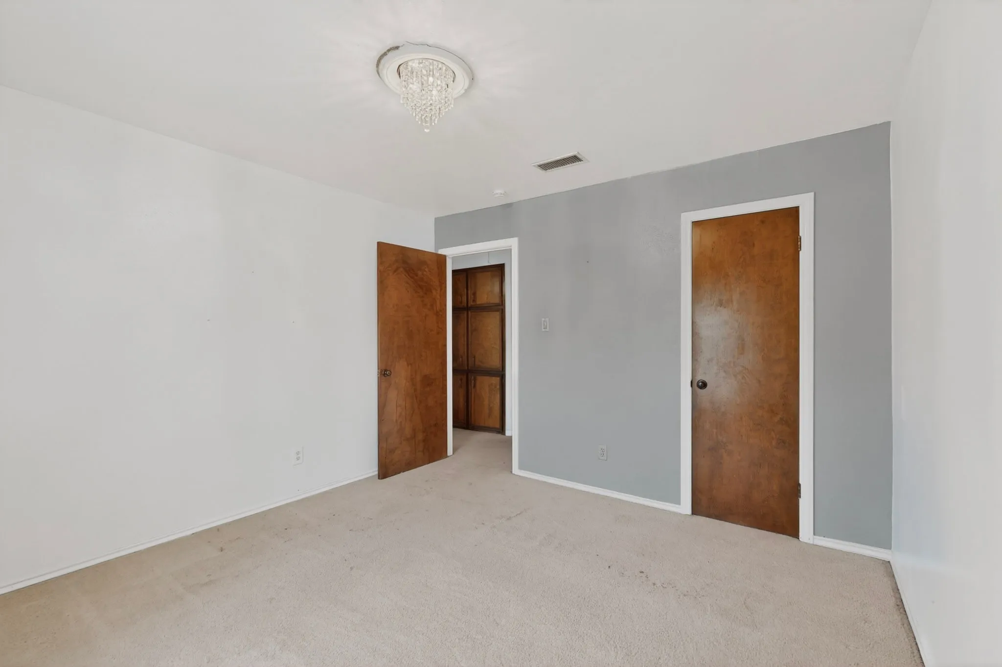Single Family Residence For Sale in Tarrant County , 3411 Sheffield Drive, Arlington, Texas 76013, 4 Bedroom, 3 Bathroom, 2 Garage spaces, 2,200 Sqft, built in 1973, mls#21299865, Real Estate Agent in Arlington, Homes For Sale in Tarrant county, Homes For Sale in Arlington, Realtor in Arlington Texas, Real Estate Brokerage Independent Realty Texas, Luminita Cordes Realtor
