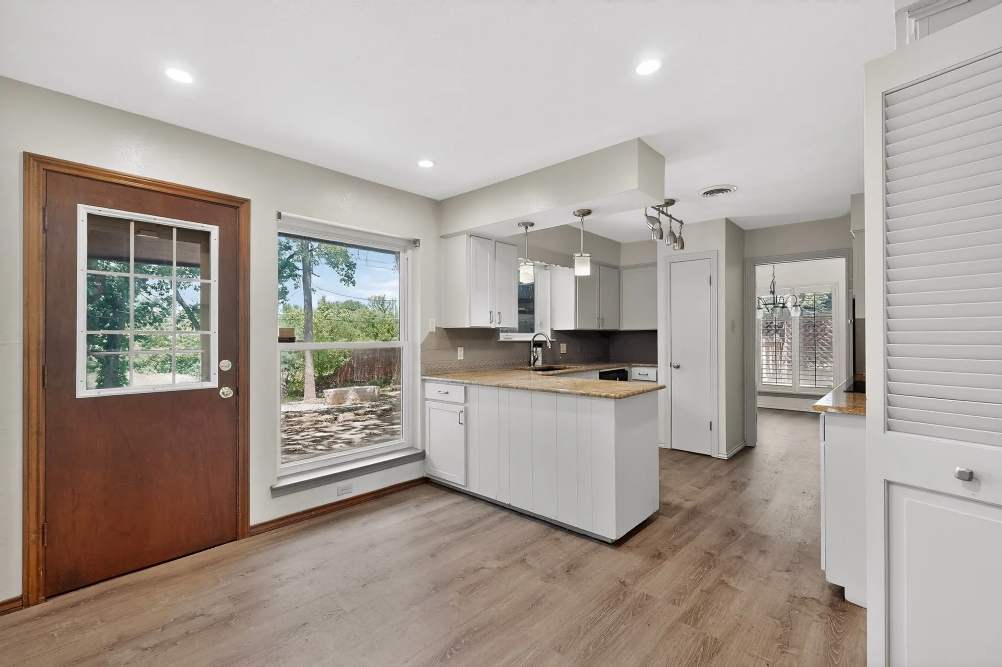 Single Family Residence For Sale in Tarrant County , 3411 Sheffield Drive, Arlington, Texas 76013, 4 Bedroom, 3 Bathroom, 2 Garage spaces, 2,200 Sqft, built in 1973, mls#21299865, Real Estate Agent in Arlington, Homes For Sale in Tarrant county, Homes For Sale in Arlington, Realtor in Arlington Texas, Real Estate Brokerage Independent Realty Texas, Luminita Cordes Realtor