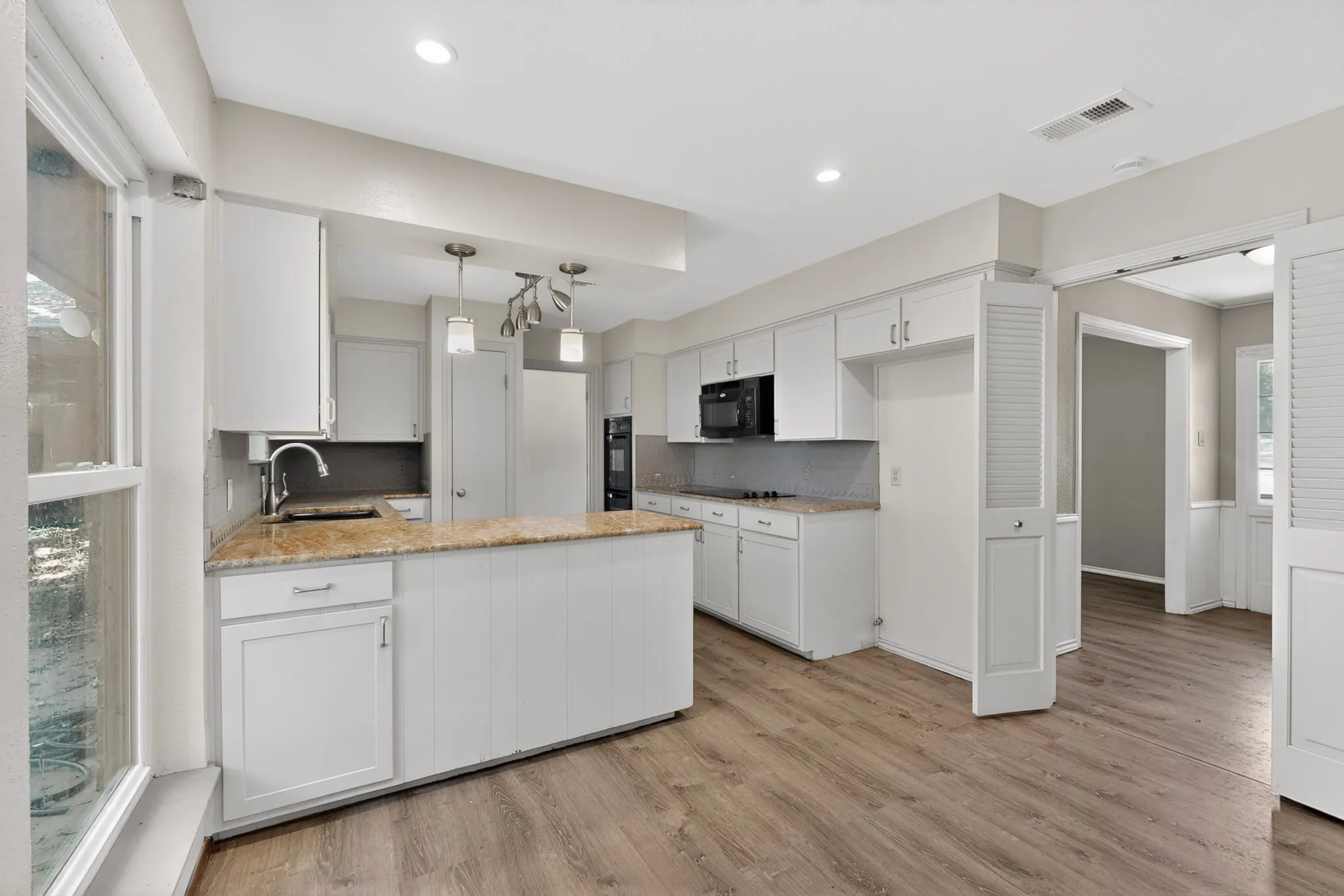 Single Family Residence For Sale in Tarrant County , 3411 Sheffield Drive, Arlington, Texas 76013, 4 Bedroom, 3 Bathroom, 2 Garage spaces, 2,200 Sqft, built in 1973, mls#21299865, Real Estate Agent in Arlington, Homes For Sale in Tarrant county, Homes For Sale in Arlington, Realtor in Arlington Texas, Real Estate Brokerage Independent Realty Texas, Luminita Cordes Realtor