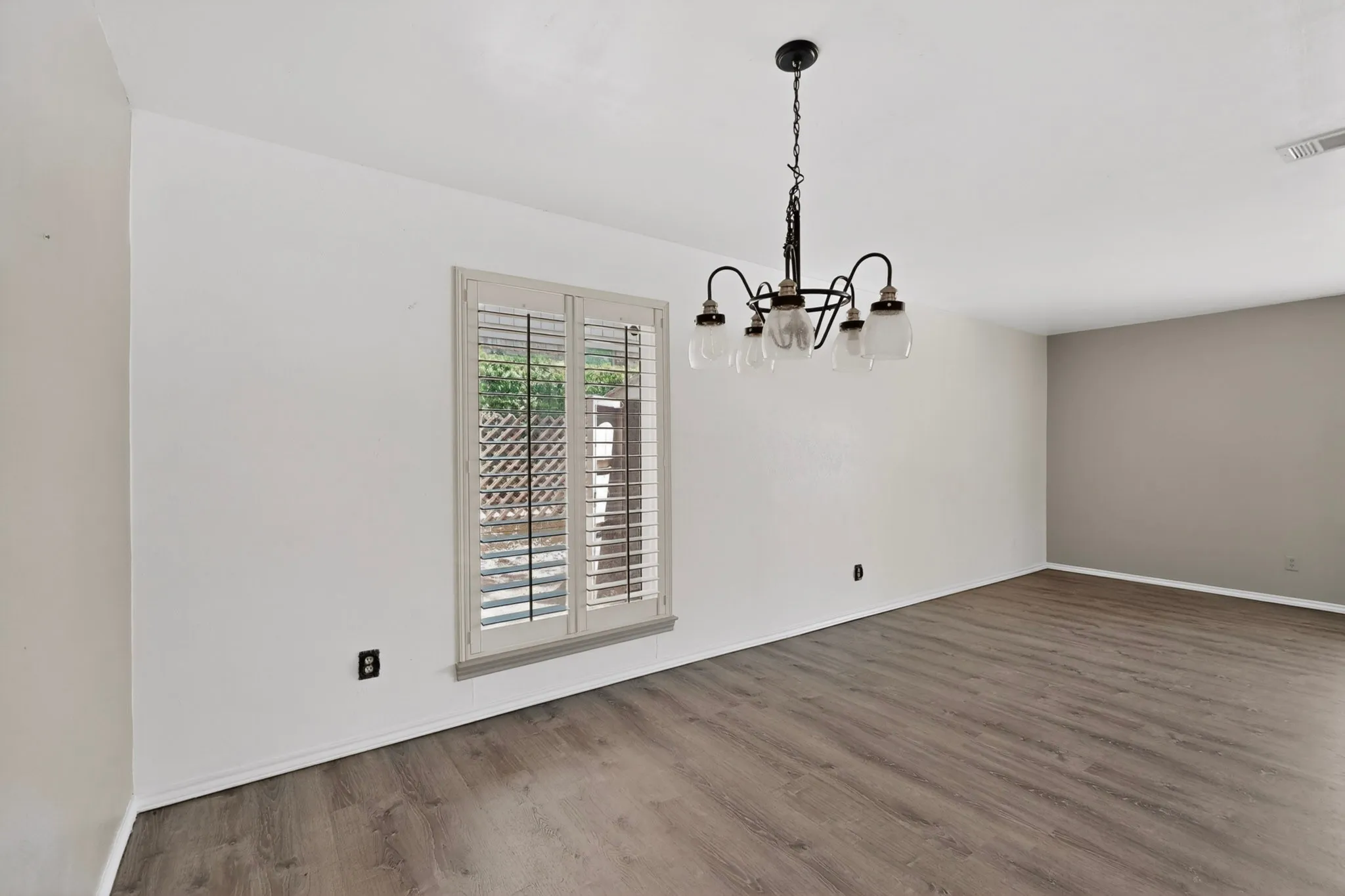 Single Family Residence For Sale in Tarrant County , 3411 Sheffield Drive, Arlington, Texas 76013, 4 Bedroom, 3 Bathroom, 2 Garage spaces, 2,200 Sqft, built in 1973, mls#21299865, Real Estate Agent in Arlington, Homes For Sale in Tarrant county, Homes For Sale in Arlington, Realtor in Arlington Texas, Real Estate Brokerage Independent Realty Texas, Luminita Cordes Realtor