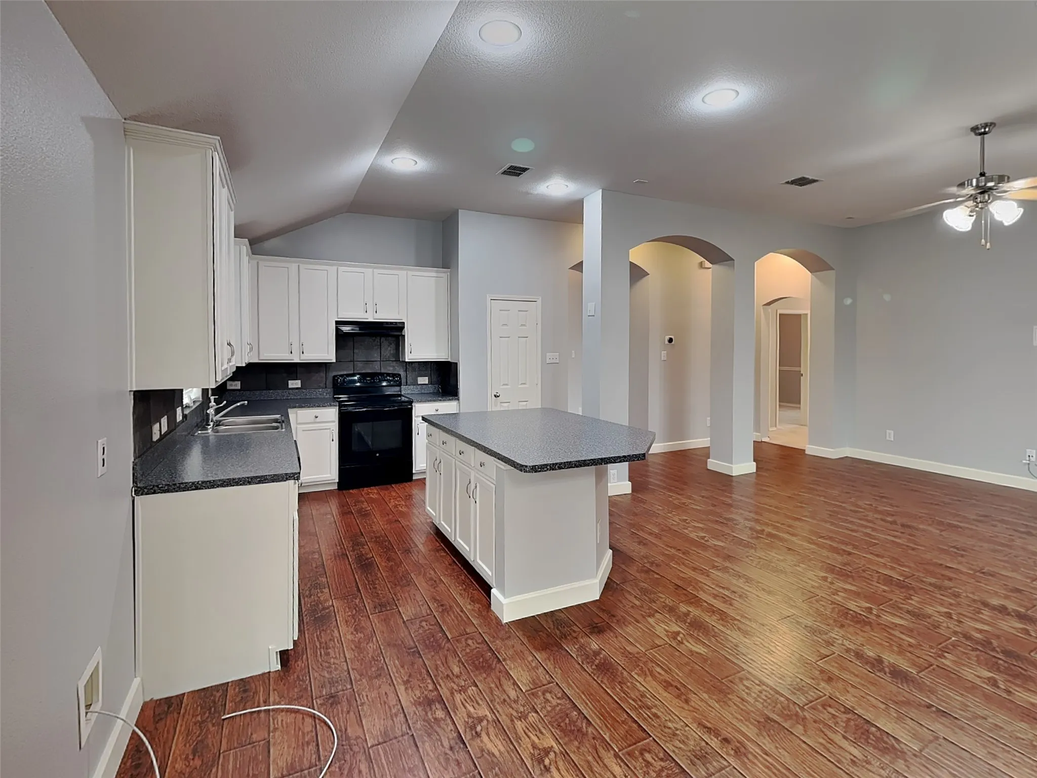 Single Family Residence For Rent in Tarrant County , 5920 Paloma Blanca Drive, Fort Worth, Texas 76179, 3 Bedroom, 2 Bathroom, 2 Garage spaces, 2,110 Sqft, built in 2005, mls#21299904, Real Estate Agent in Fort Worth, Homes For Rent in Tarrant county, Homes For Rent in Fort Worth, Realtor in Fort Worth Texas, Real Estate Brokerage Independent Realty Texas, Luminita Cordes Realtor