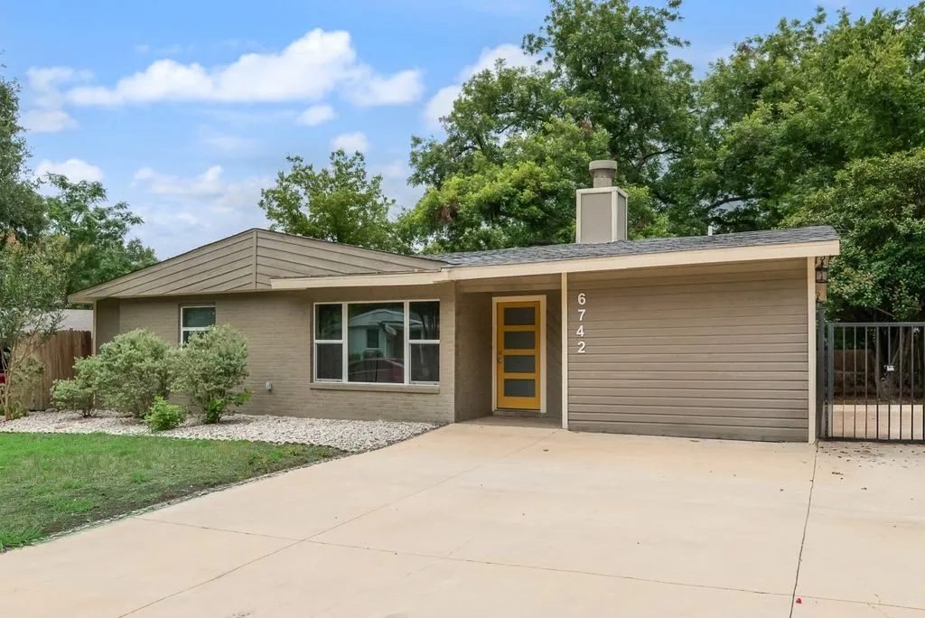 Single Family Residence For Sale in Dallas County , 6742 Hialeah Drive, Dallas, Texas 75214, 4 Bedroom, 3 Bathroom, Garage spaces, 1,660 Sqft, built in 1954, mls#21296473, Real Estate Agent in Dallas, Homes For Sale in Dallas county, Homes For Sale in Dallas, Realtor in Dallas Texas, Real Estate Brokerage Independent Realty Texas, Luminita Cordes Realtor