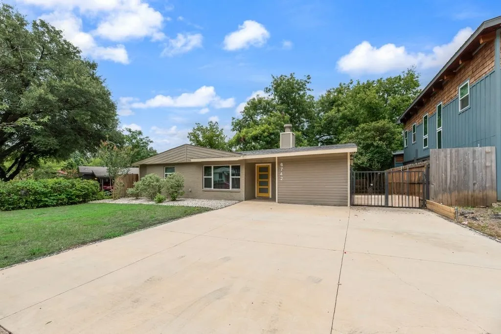 Single Family Residence For Sale in Dallas County , 6742 Hialeah Drive, Dallas, Texas 75214, 4 Bedroom, 3 Bathroom, Garage spaces, 1,660 Sqft, built in 1954, mls#21296473, Real Estate Agent in Dallas, Homes For Sale in Dallas county, Homes For Sale in Dallas, Realtor in Dallas Texas, Real Estate Brokerage Independent Realty Texas, Luminita Cordes Realtor